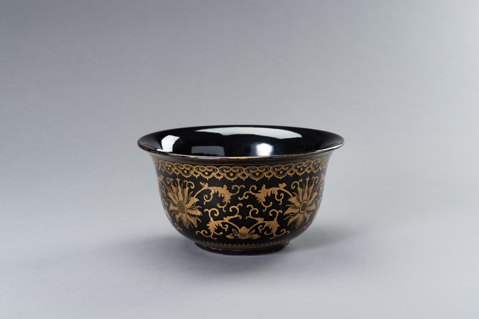 A LARGE BLACK AND GOLD PORCELAIN BOWL - Bild 4 aus 12