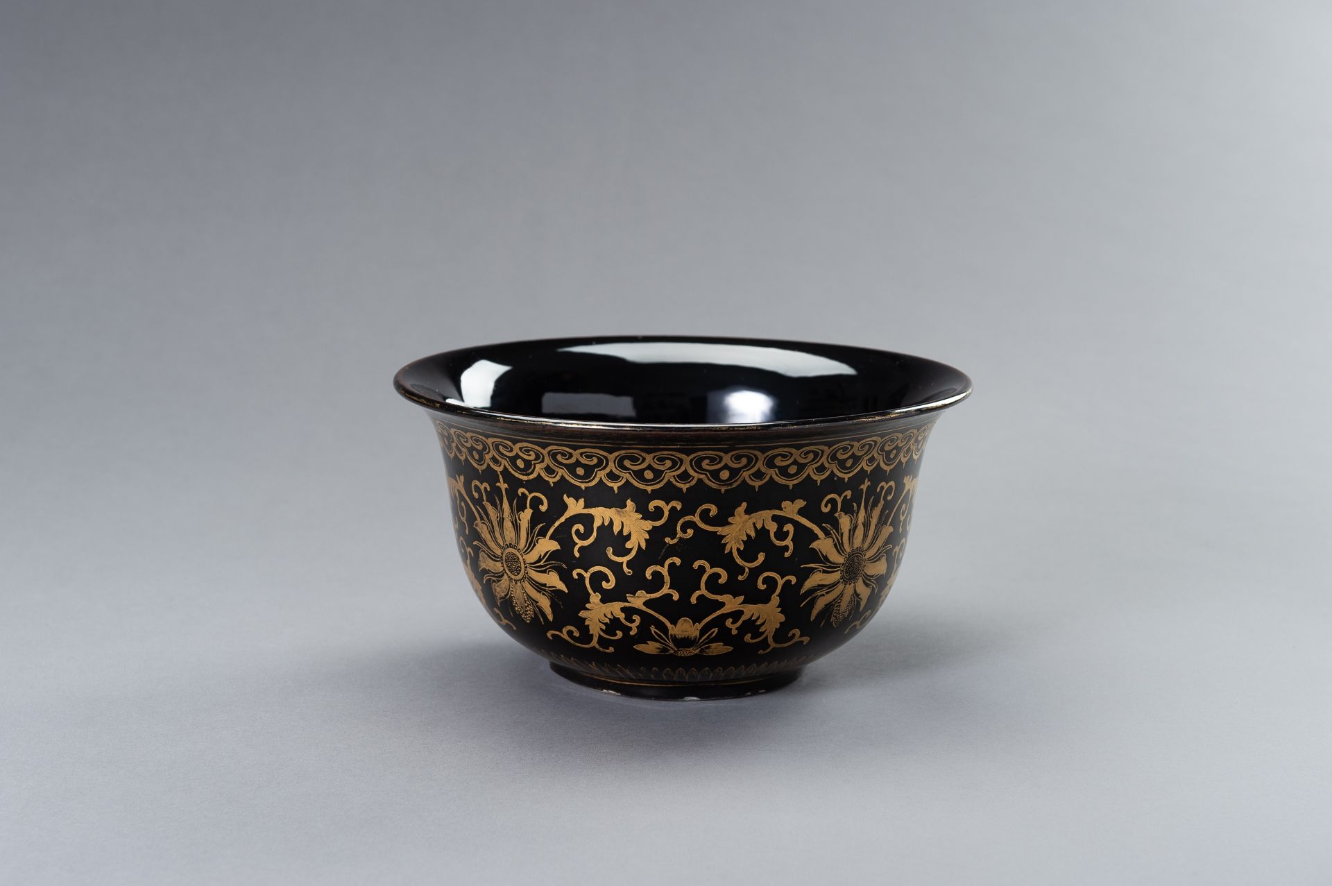 A LARGE BLACK AND GOLD PORCELAIN BOWL - Bild 6 aus 12