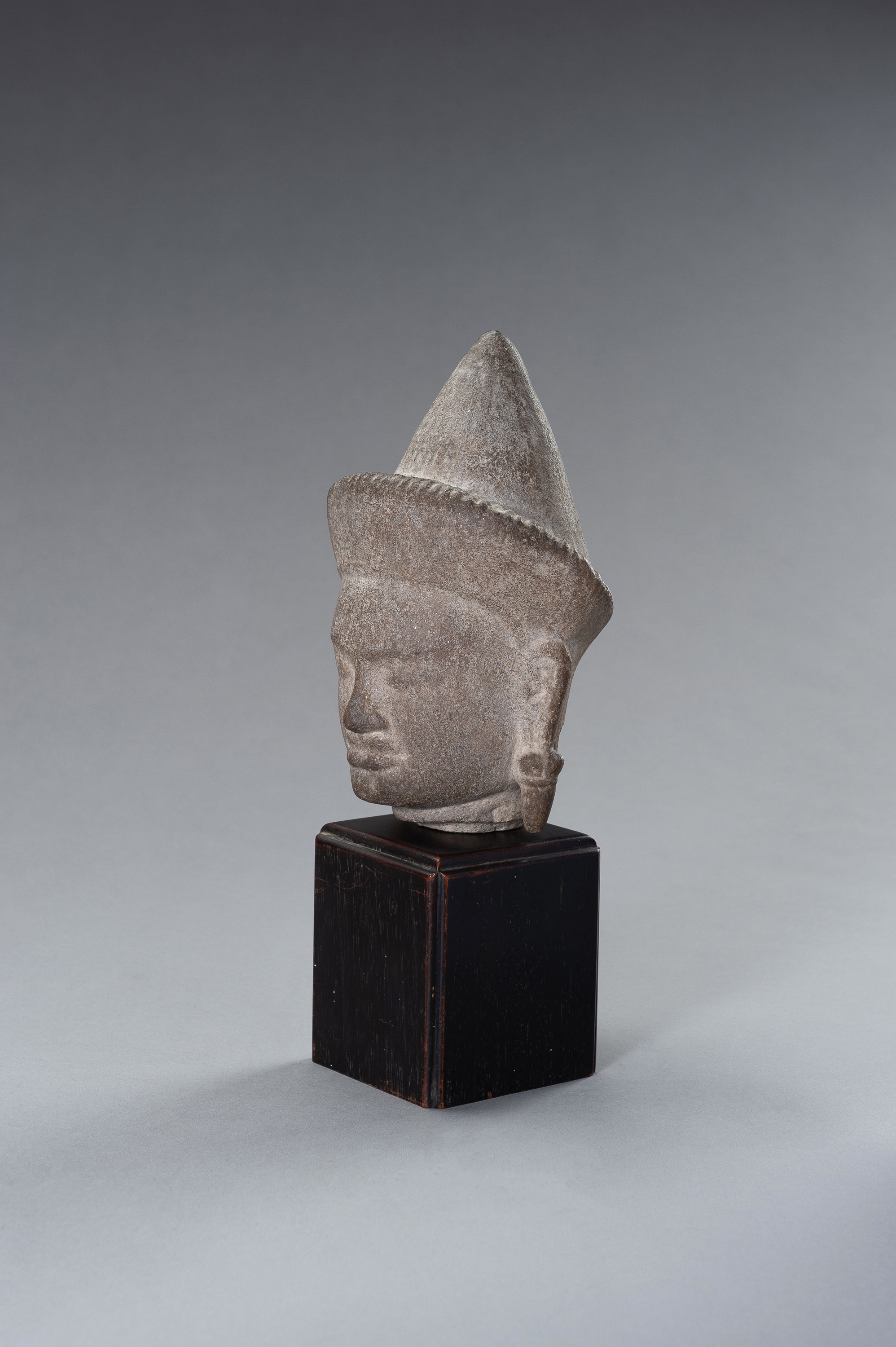 A MUSEUM COPY OF A KHMER STONE HEAD - Image 4 of 13