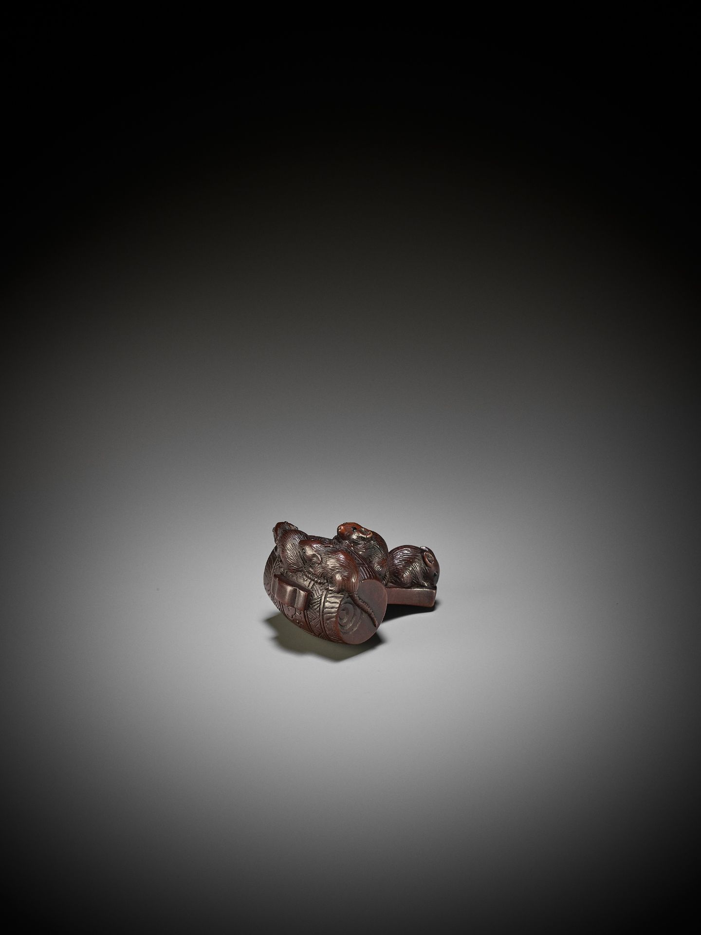 KIYOMITSU: A WOOD NETSUKE OF DAIKOKU'S MALLET OVERRUN BY RATS - Bild 5 aus 13