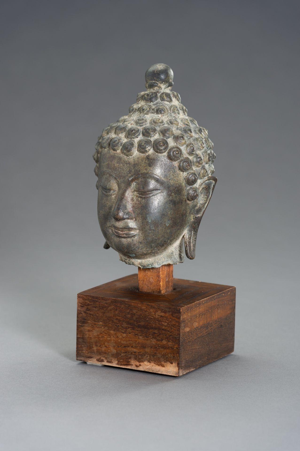 A SUKHOTHAI SYTLE BRONZE HEAD OF BUDDHA - Image 3 of 10