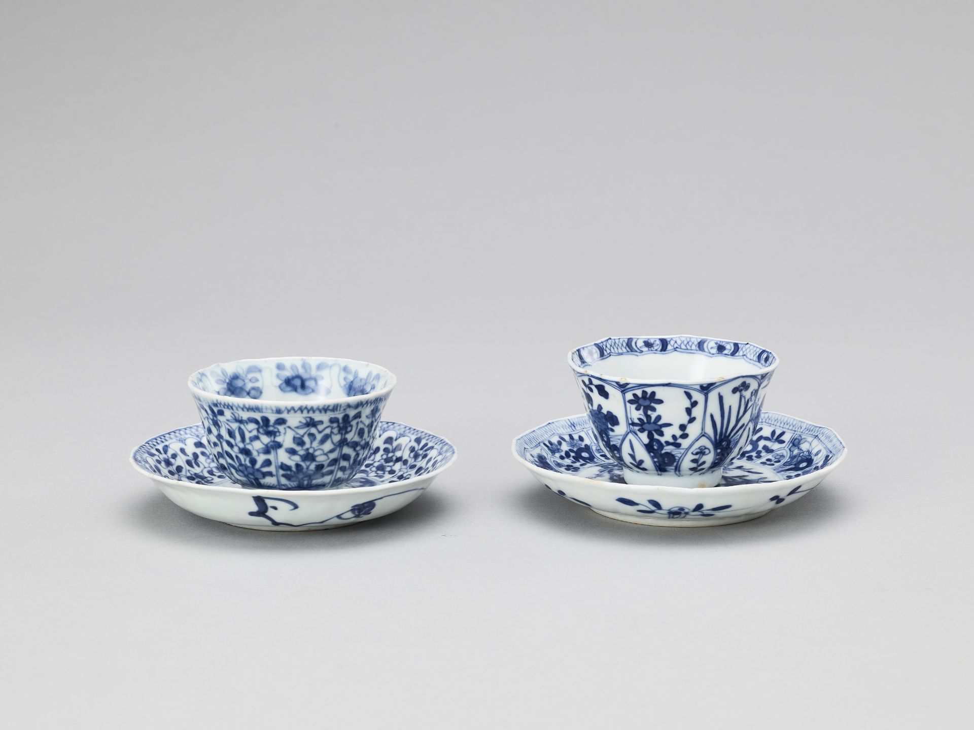 A PAIR OF BLUE AND WHITE PORCELAIN CUPS WITH MATCHING PLATES, KANGXI - Bild 3 aus 9
