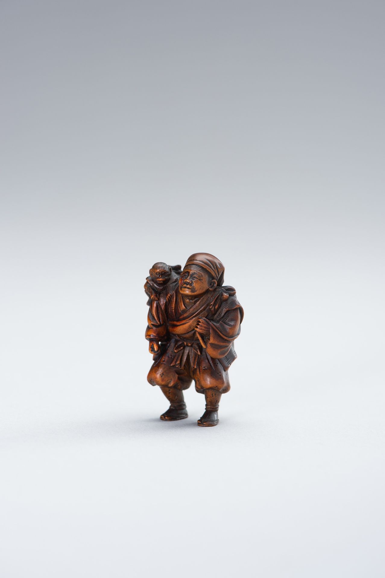 MINKOKU: A WOOD NETSUKE OF SARUMAWASHI - Bild 2 aus 11