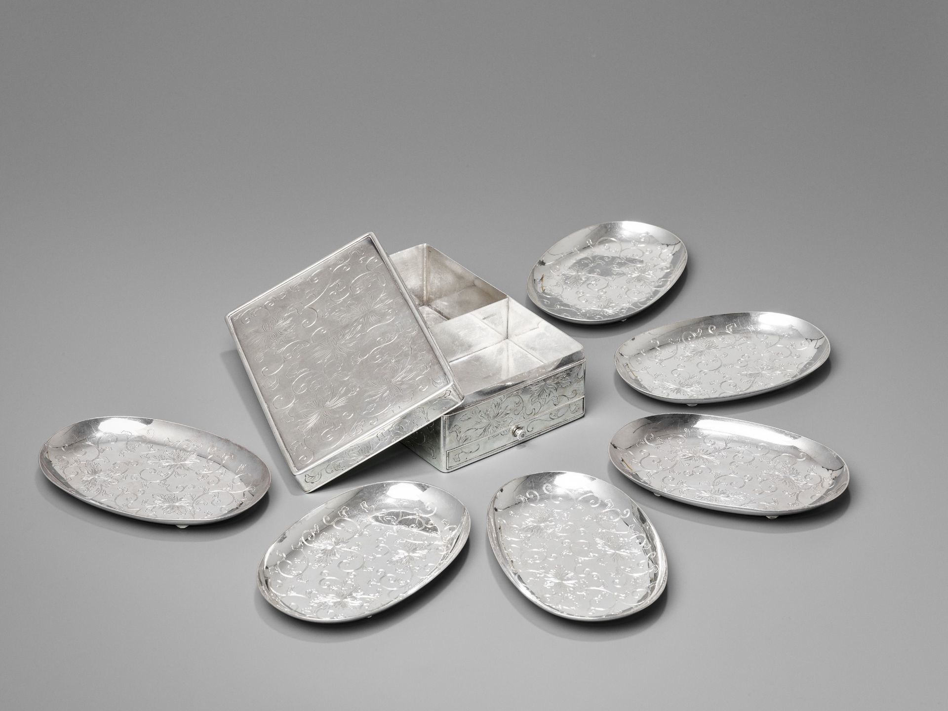 HIRATA SHIGEMITSU: A SET OF SILVER BOX AND COVER AND SIX SILVER TRAYS - Image 4 of 12