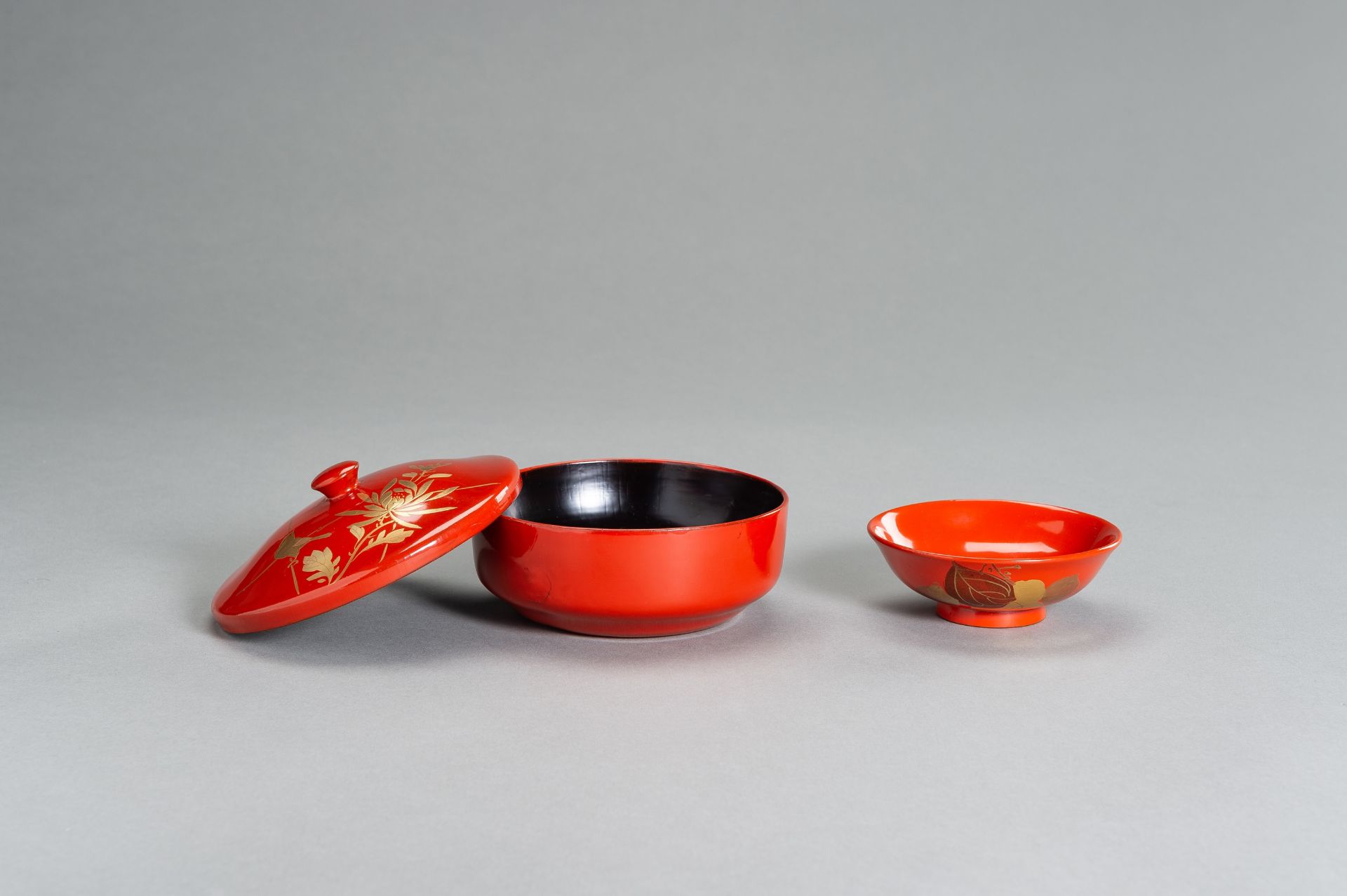 A RED LACQUER NIMONO WAN (BOWL WITH COVER) AND A SMALL KOBACHI (DISH) - Image 6 of 11
