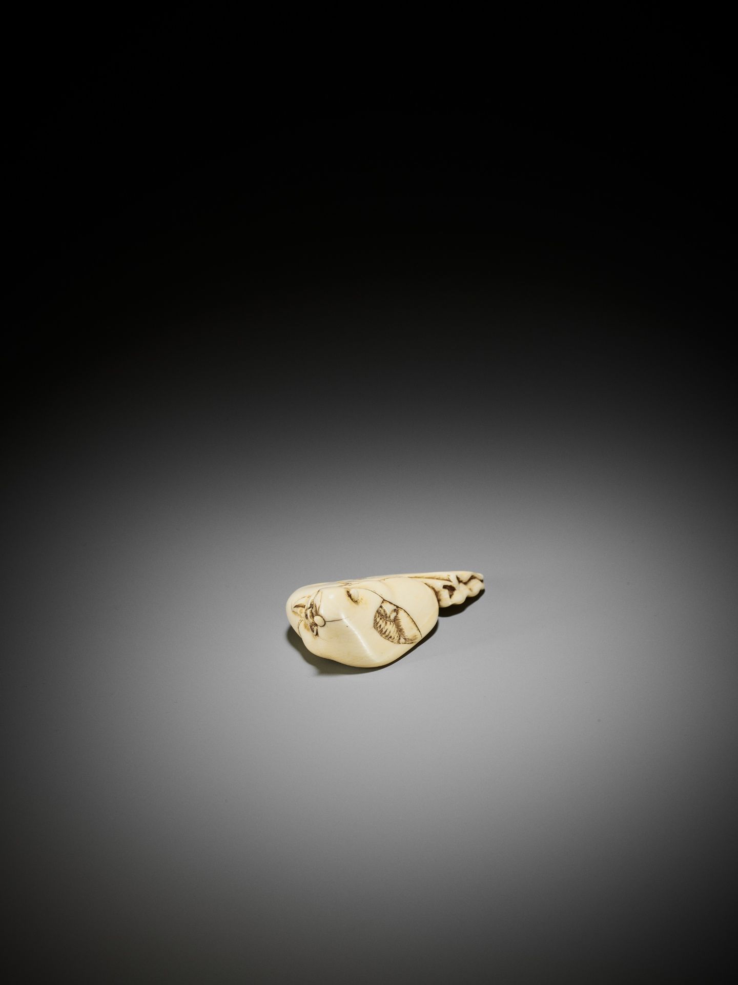 AN IVORY NETSUKE OF ONI IN SHOKI'S BAG - Bild 6 aus 8