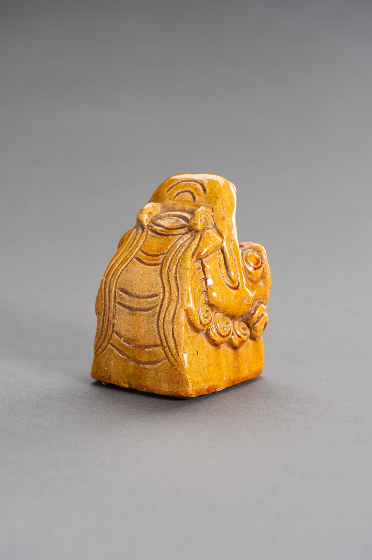 A GLAZED 'BUDDHIST LION' ARCHITECTURAL ELEMENT - Bild 3 aus 9