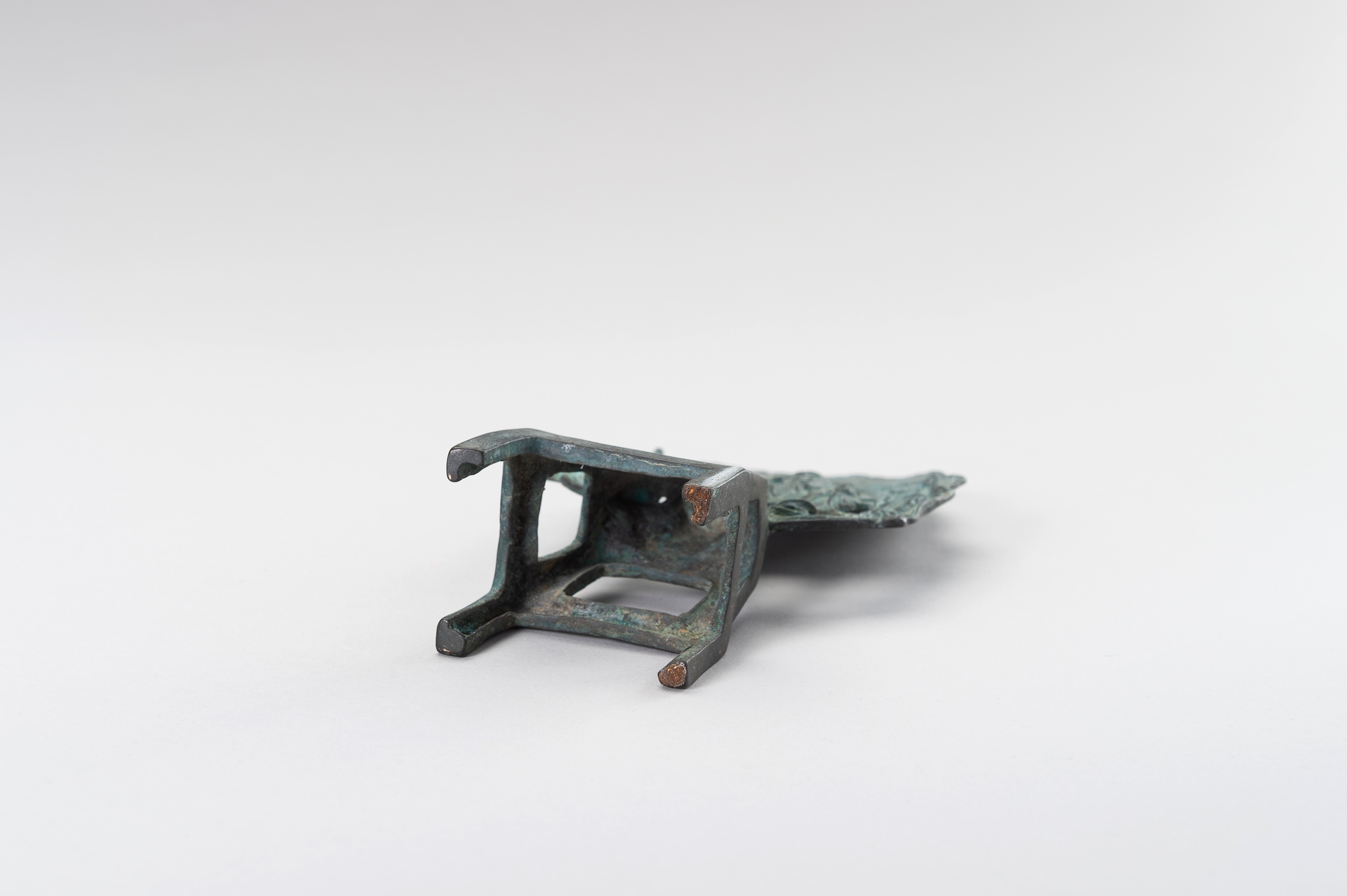 AN UNUSUAL TANG STYLE FOOTED BRONZE STELE - Image 11 of 11