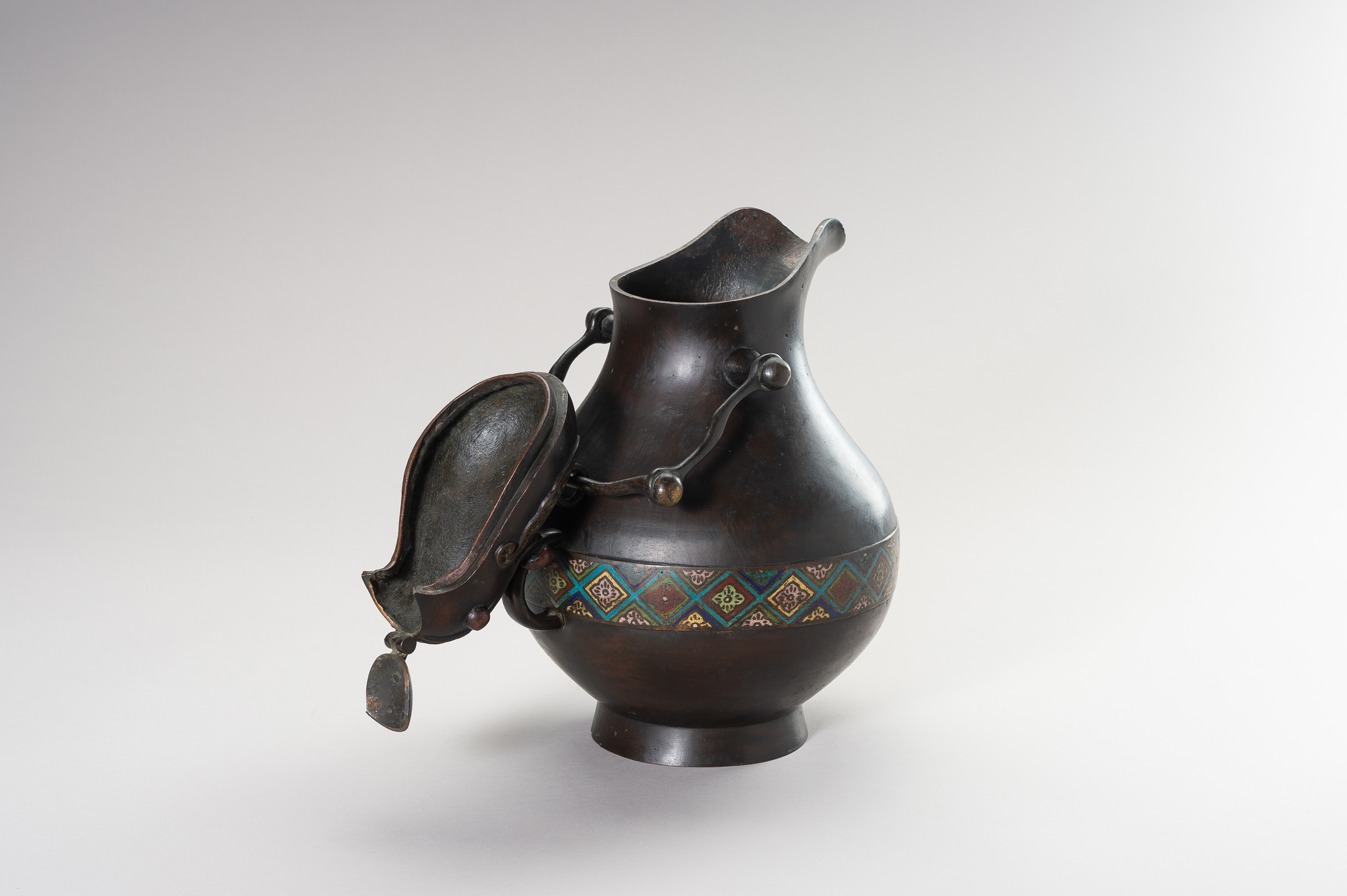 AN ARCHAISTIC ZOOMORPHIC BRONZE AND CLOISONNE WINE VESSEL HU - Image 11 of 13