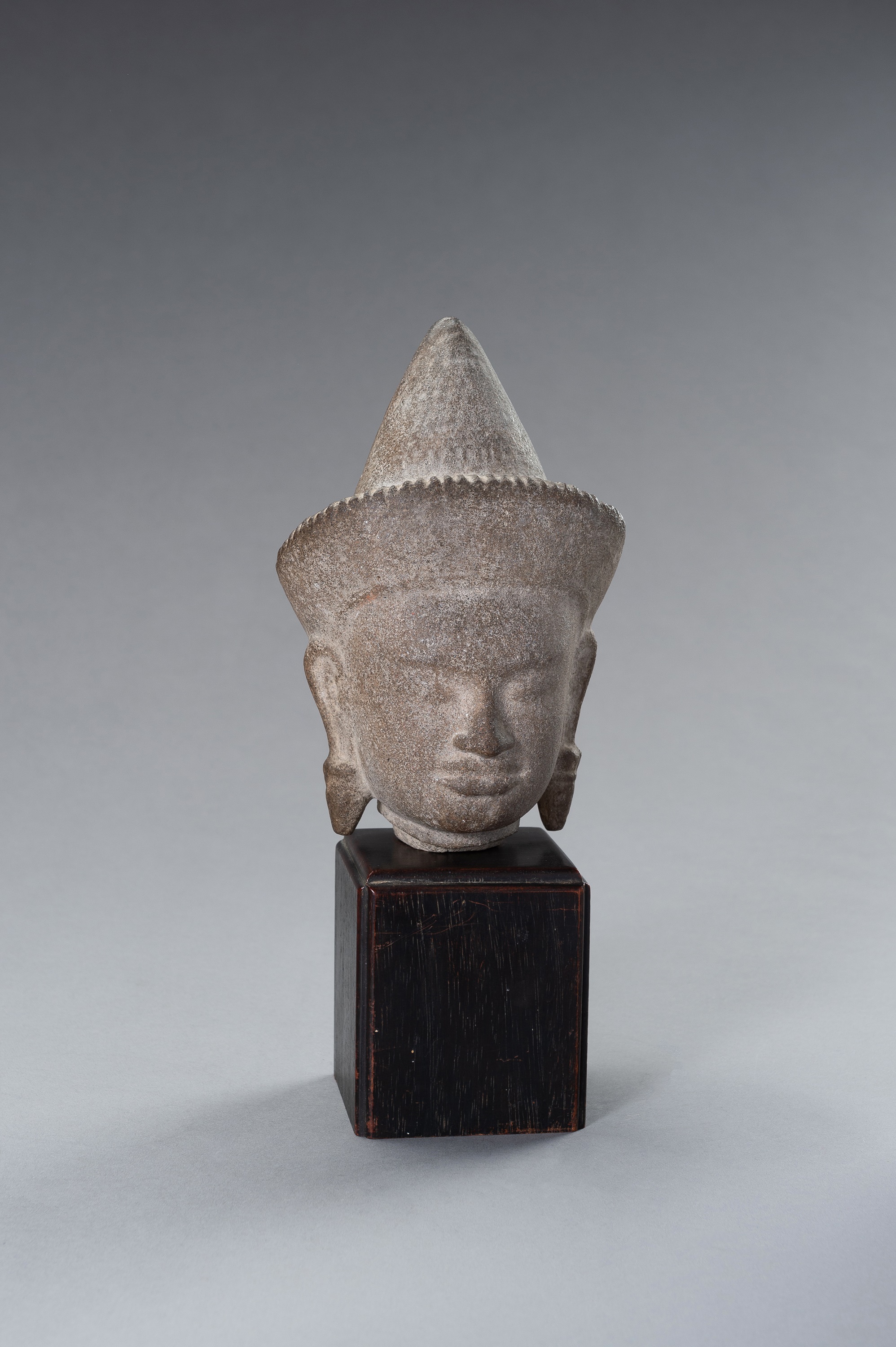 A MUSEUM COPY OF A KHMER STONE HEAD - Image 10 of 13