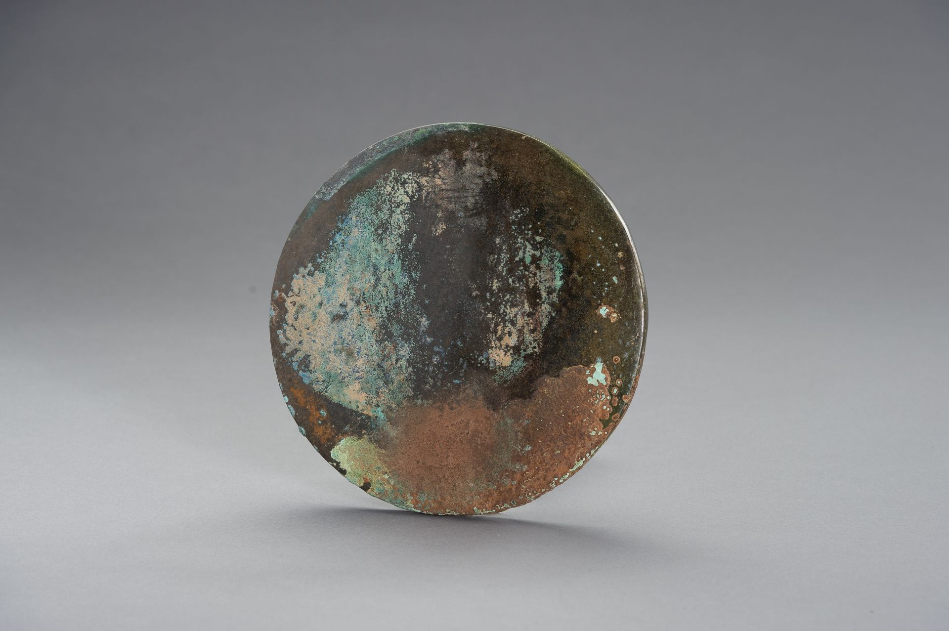 A LARGE BRONZE MIRROR - Image 6 of 8