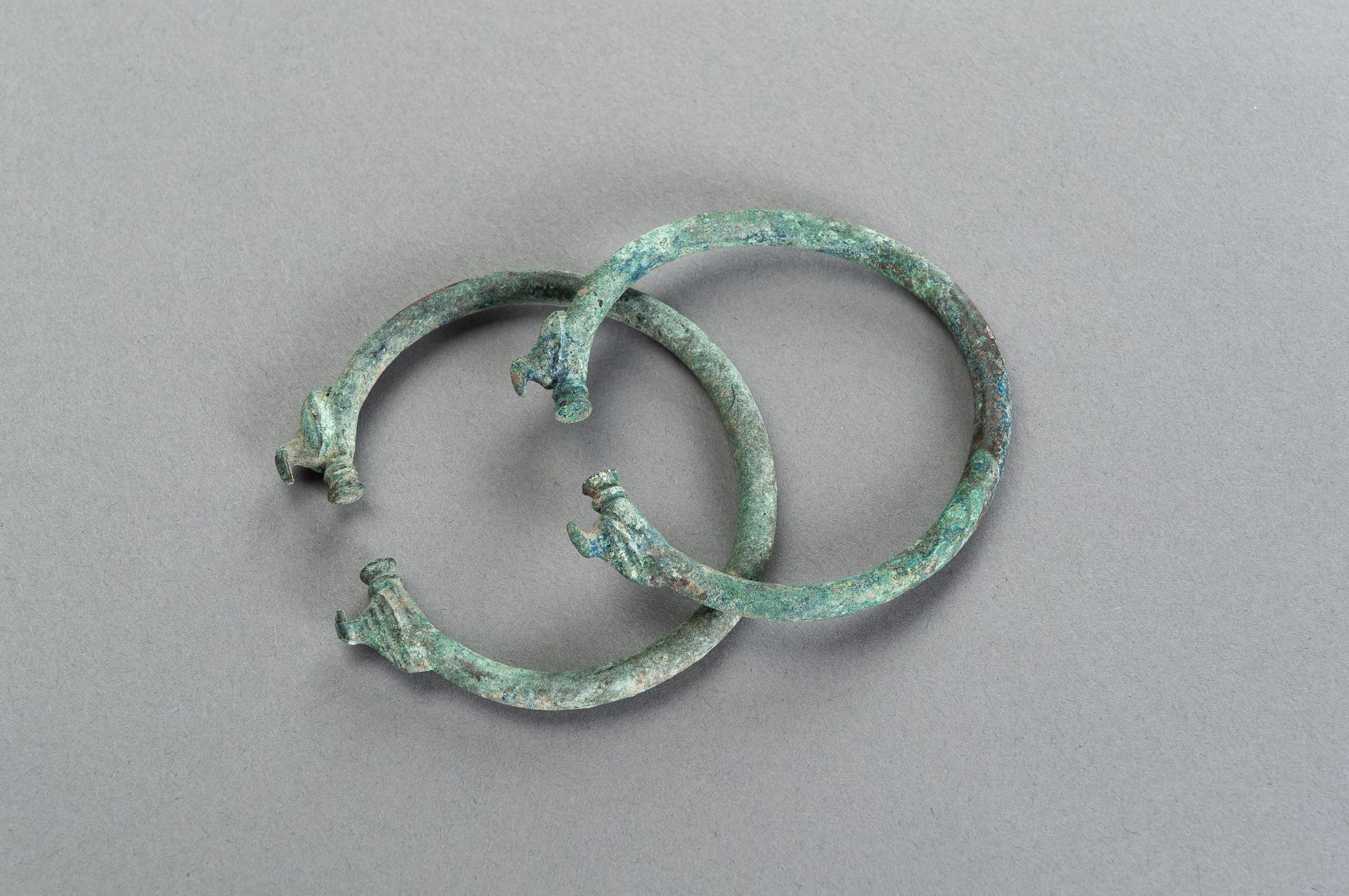 A PAIR OF BRONZE BRACELETS - Image 2 of 6