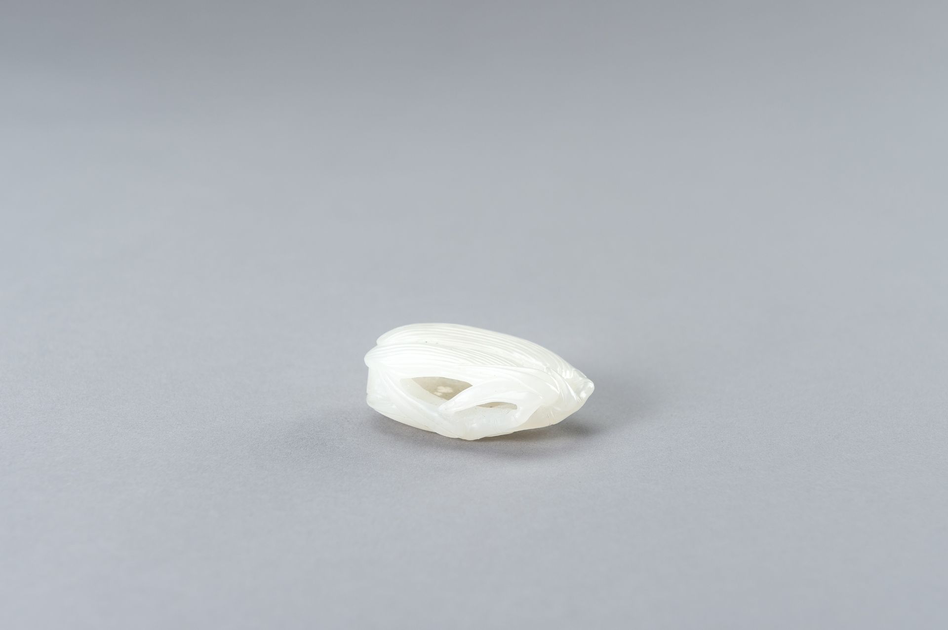 A RETICULATED WHITE JADE PENDANT WITH BATS AND BAMBOO - Bild 11 aus 14