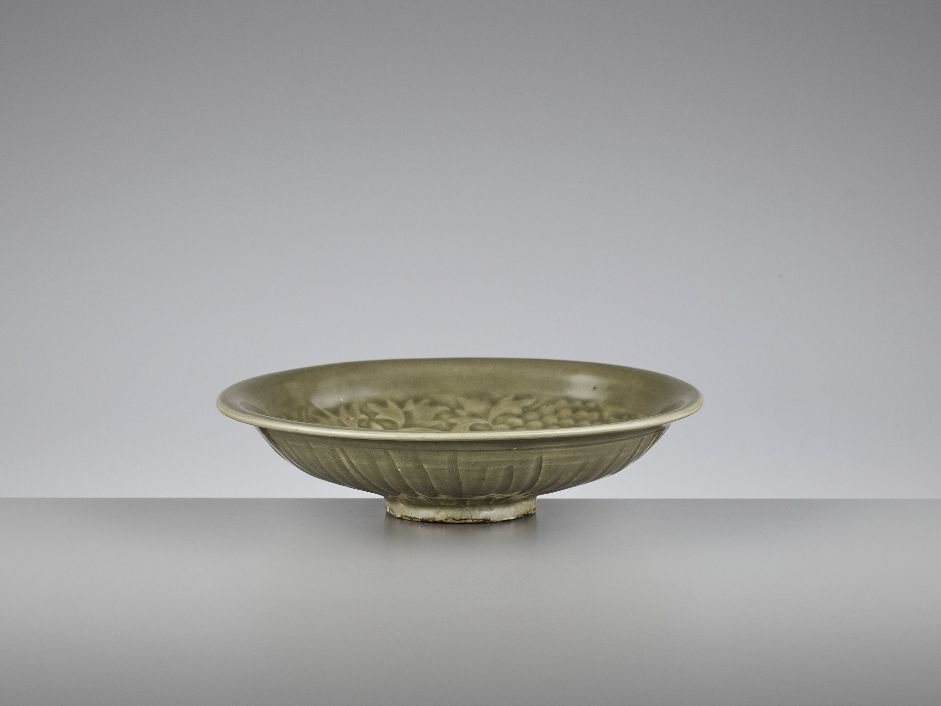 A YAOZHOU CELADON CARVED 'PEONY' SHALLOW BOWL, NOTHERN SONG DYNASTY - Bild 2 aus 10