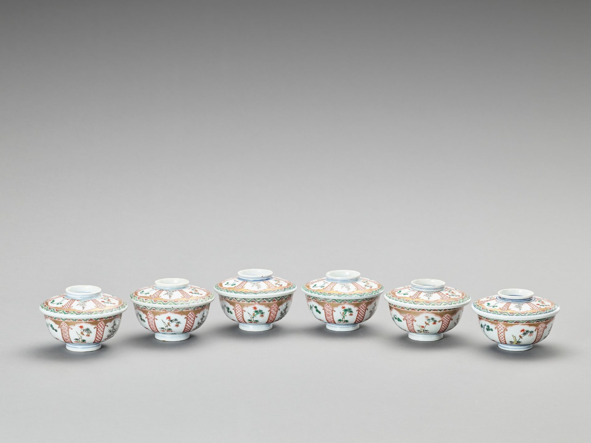 SIX FAMILLE VERTE PORCELAIN BOWLS WITH COVERS - Bild 3 aus 5