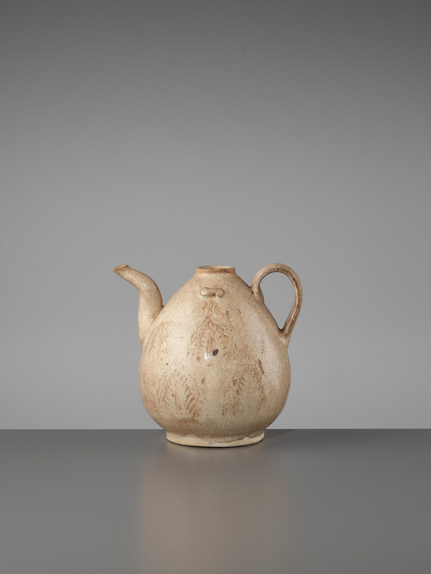 A STRAW-GLAZED AND INCISED 'TEA LEAVES' EWER, SONG DYNASTY - Bild 6 aus 12