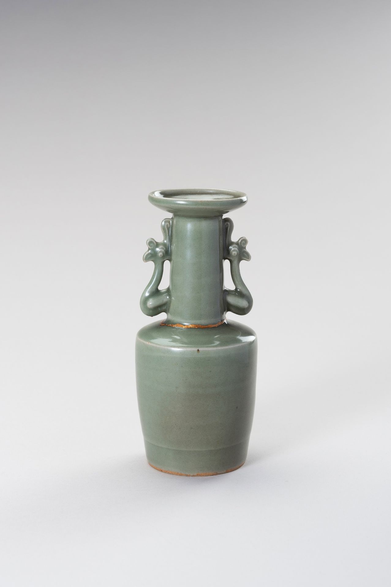 A RARE LONGQUAN CELADON KINUTA (MALLET) VASE WITH PHOENIX HANDLES, SOUTHERN SONG