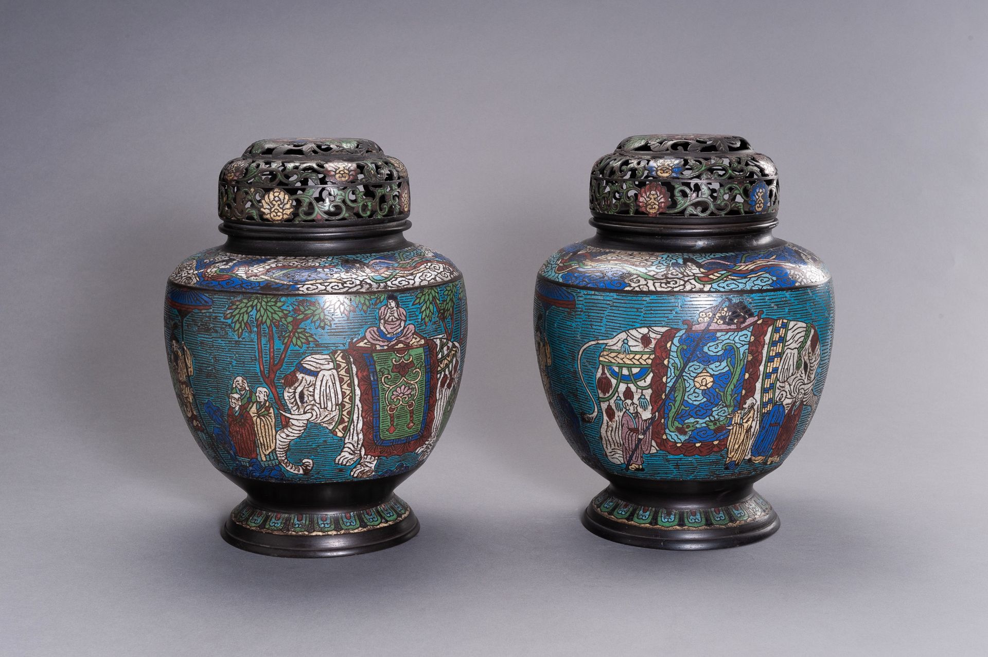 A LARGE PAIR OF CLOISONNE VASES AND COVERS - Bild 3 aus 11