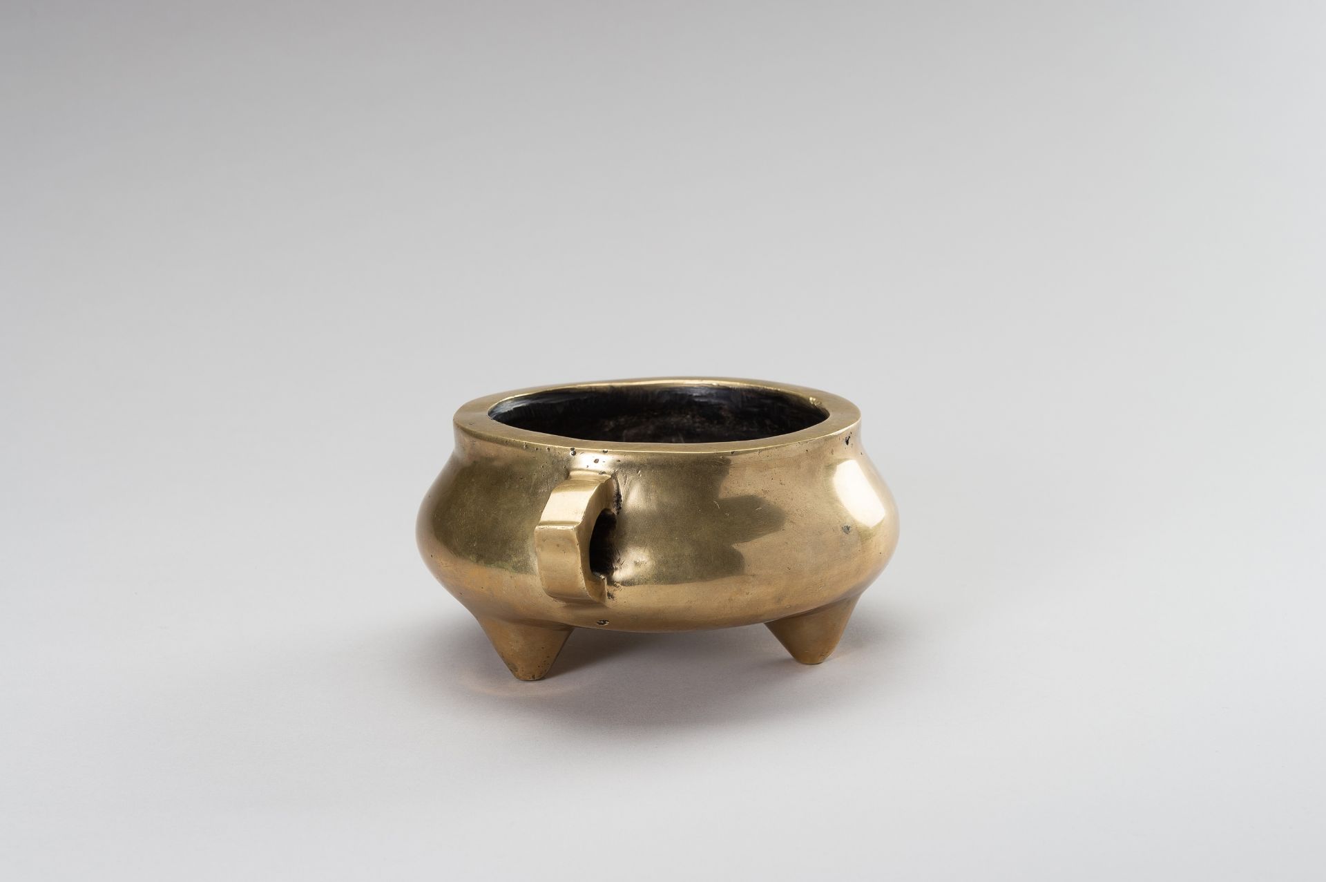 A MASSIVE GILT-BRONZE TRIPOD CENSER - Image 5 of 11