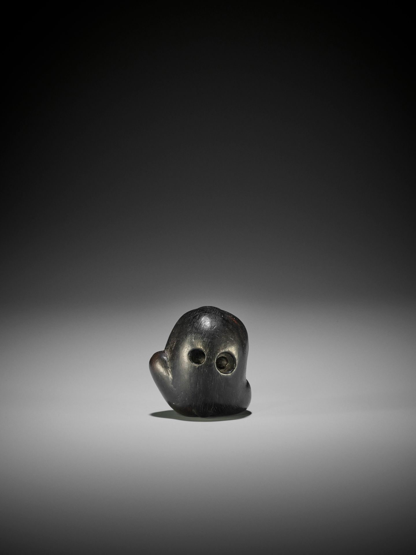 A TSU SCHOOL EBONY WOOD NETSUKE OF A MONKEY - Bild 5 aus 8