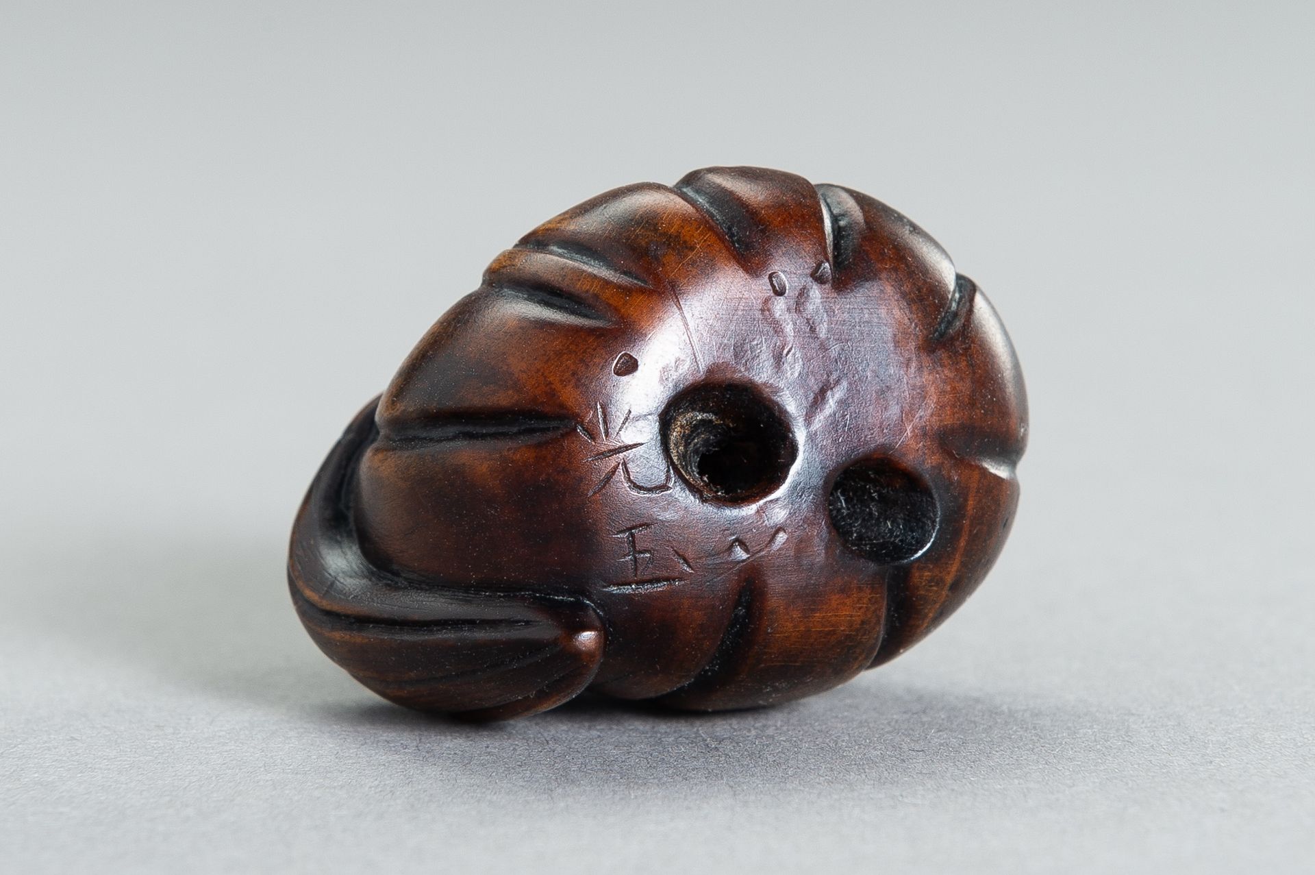 A GROUP OF THREE WOOD NETSUKE OF HOTEI AND DARUMA - Bild 9 aus 9