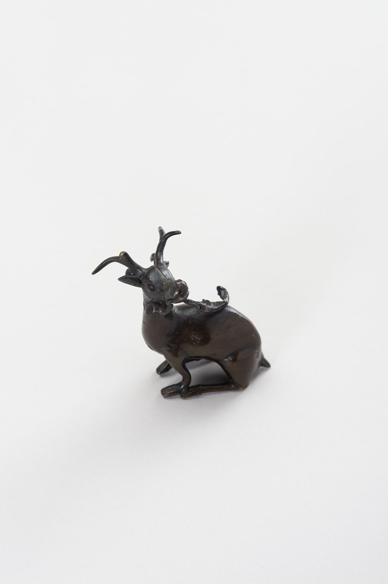 A CHINESE BRONZE WATER DROPPER IN THE SHAPE OF A STAG - Image 9 of 10