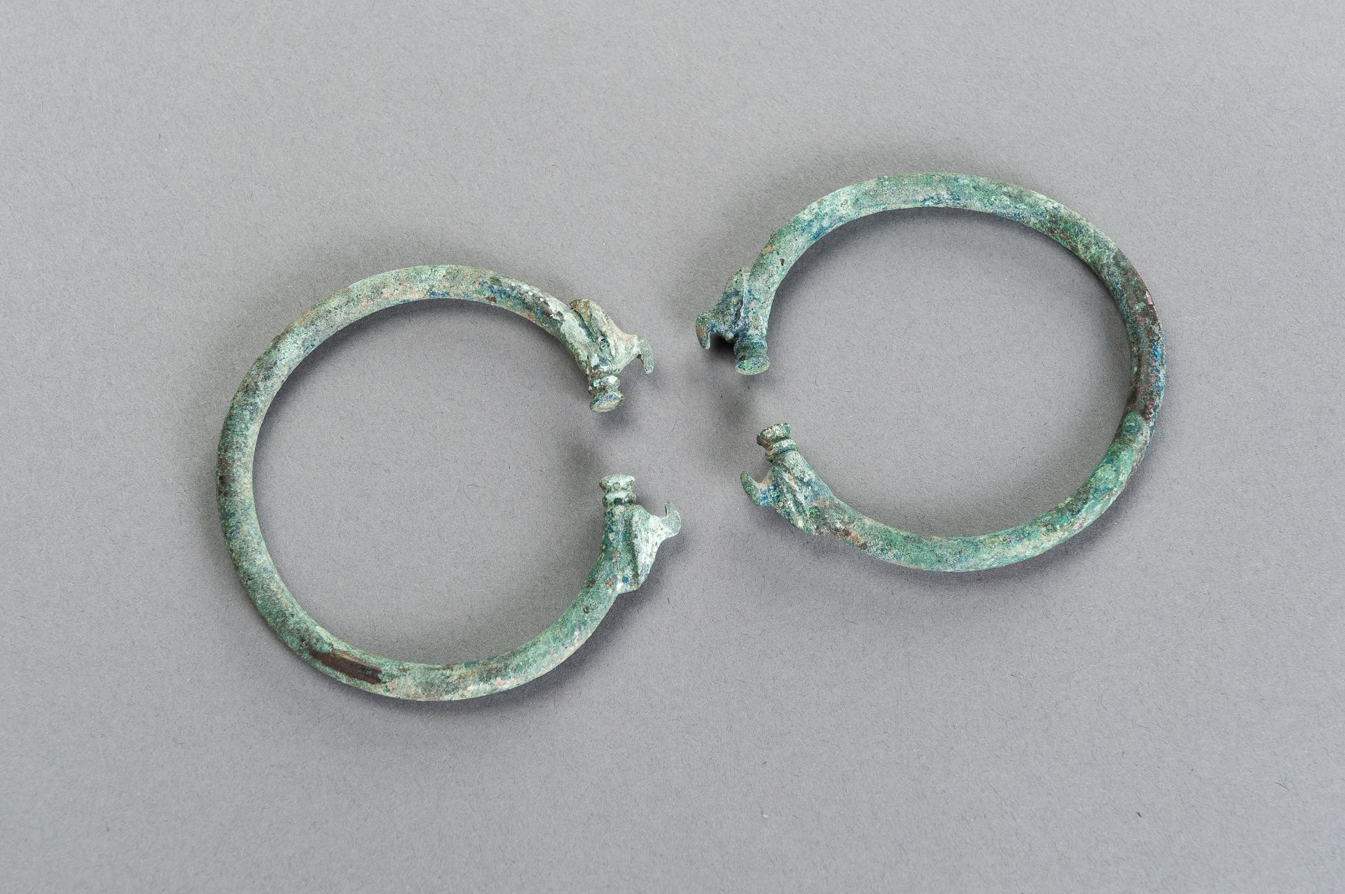 A PAIR OF BRONZE BRACELETS - Image 3 of 6