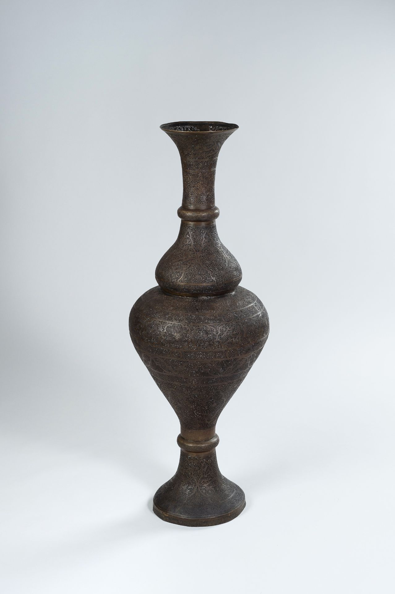A VERY LARGE PERSIAN RETICULATED BRONZE VASE - Bild 6 aus 7