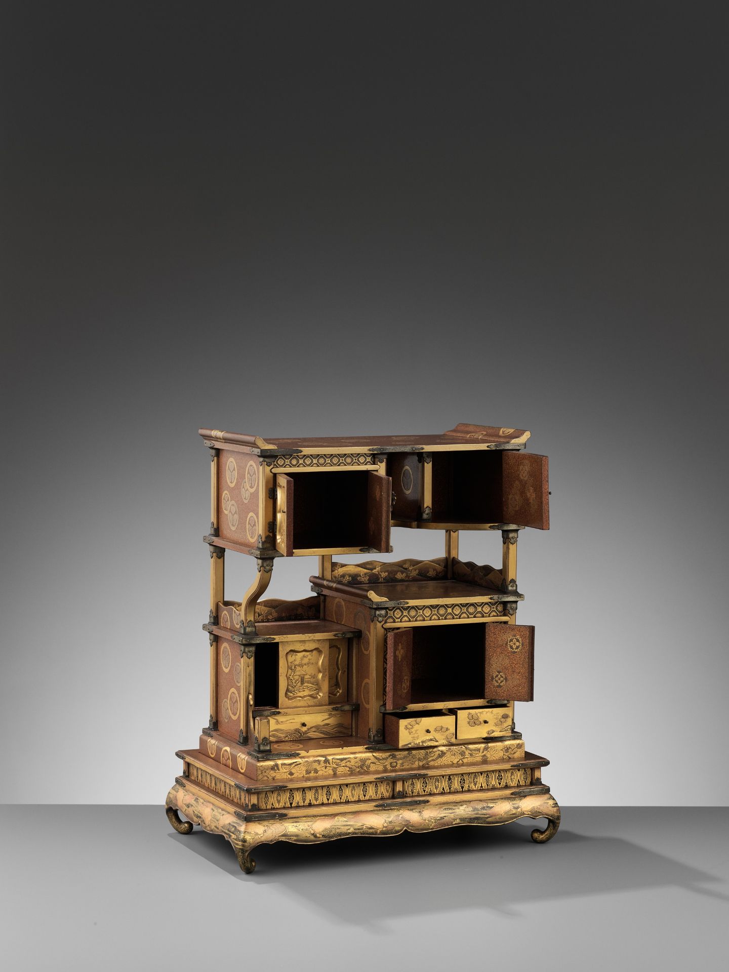 A SUPERB AND RARE SMALL GOLD-LACQUER SHODANA (DISPLAY CABINET) WITH STAND - Image 10 of 18