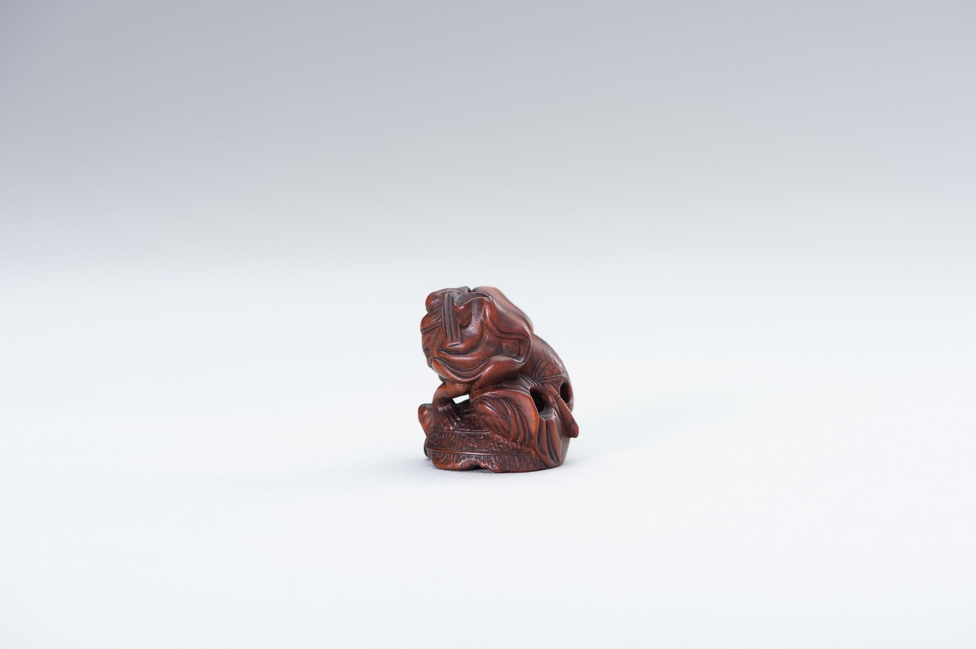 A WOOD NETSUKE OF SHOKI AND ONI - Bild 8 aus 12