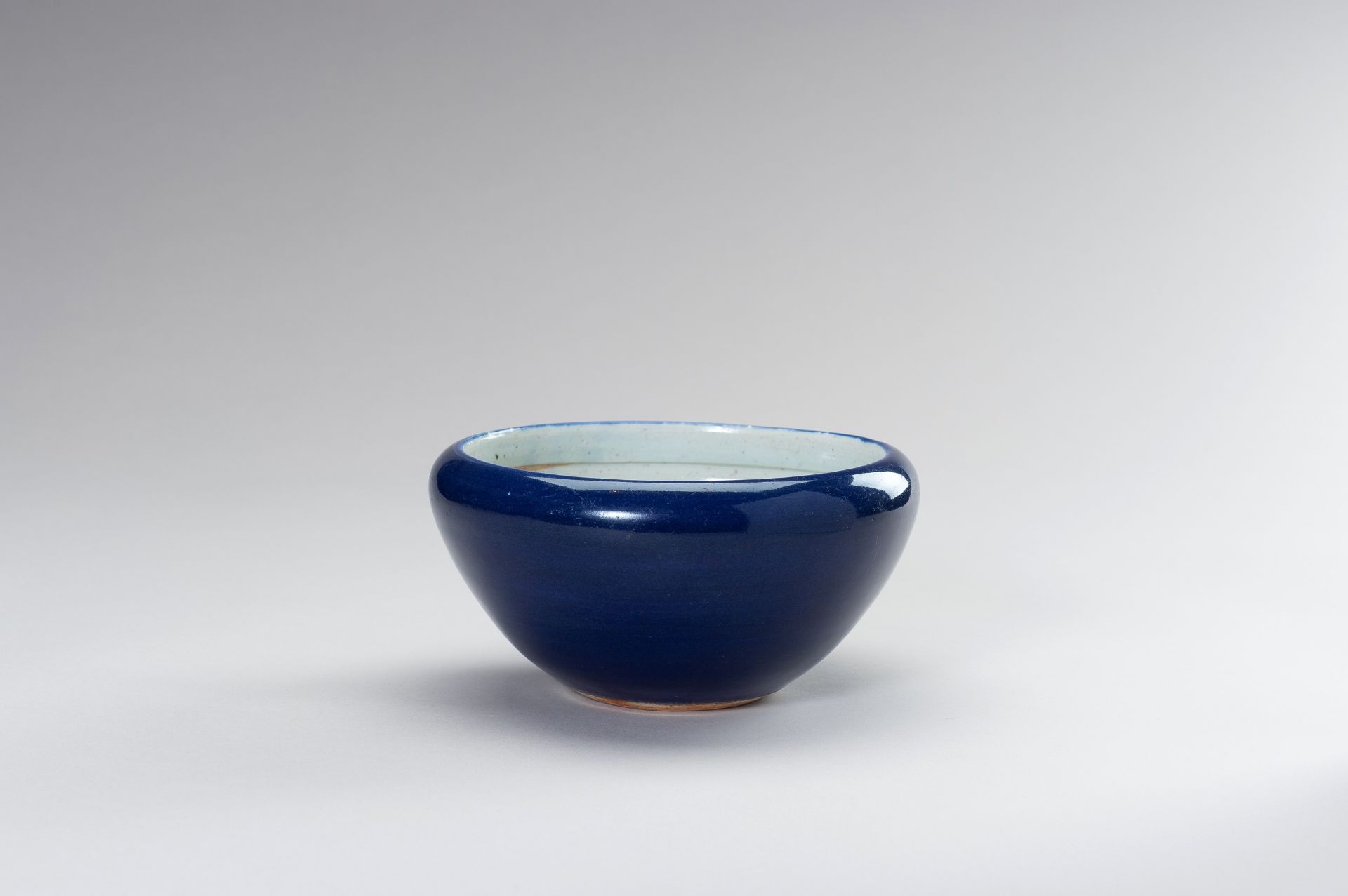 A SACRIFICIAL-BLUE GLAZED PORCELAIN BOWL - Bild 2 aus 11