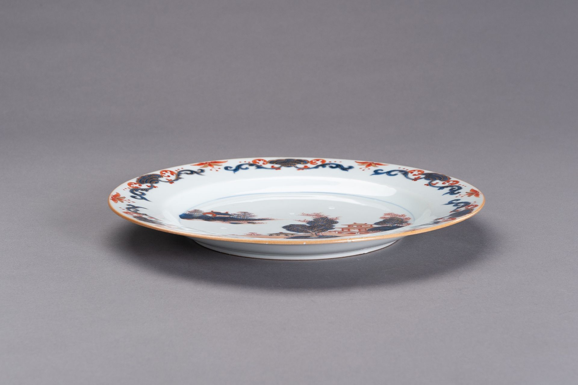 AN IMARI PORCELAIN DISH - Image 3 of 5