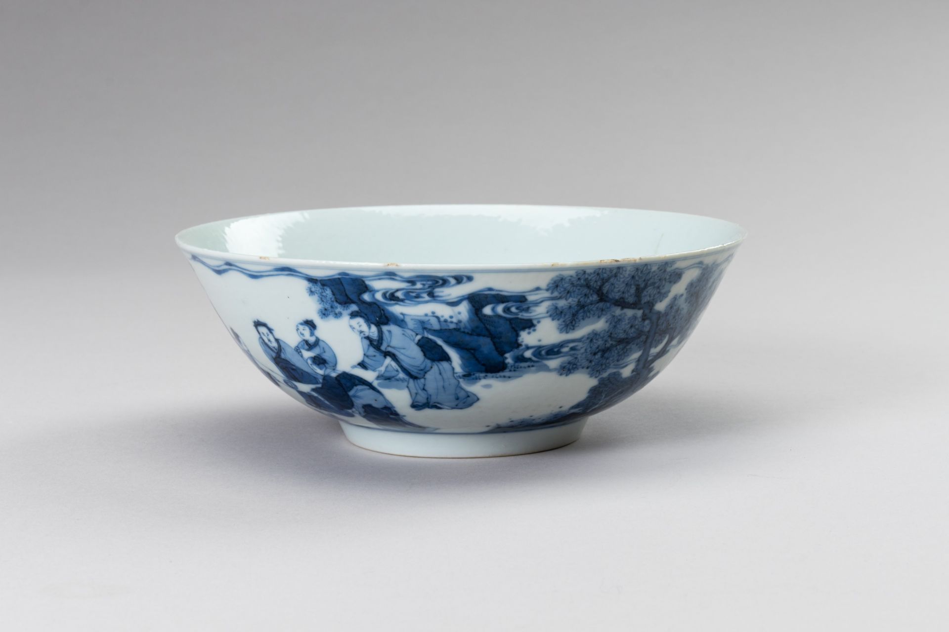 A BLUE AND WHITE PORCELAIN KANGXI REVIVAL 'SCHOLARS' BOWL - Image 4 of 12