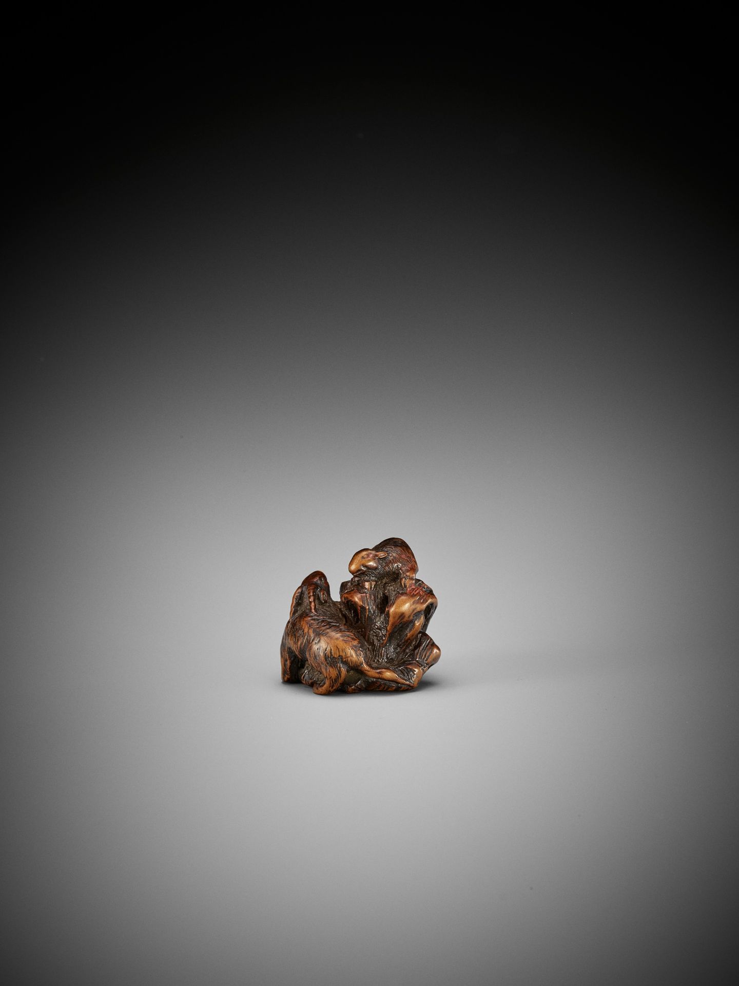 KOKEI: A RARE WOOD NETSUKE OF A GOAT AND YOUNG ON A ROCK - Bild 5 aus 14