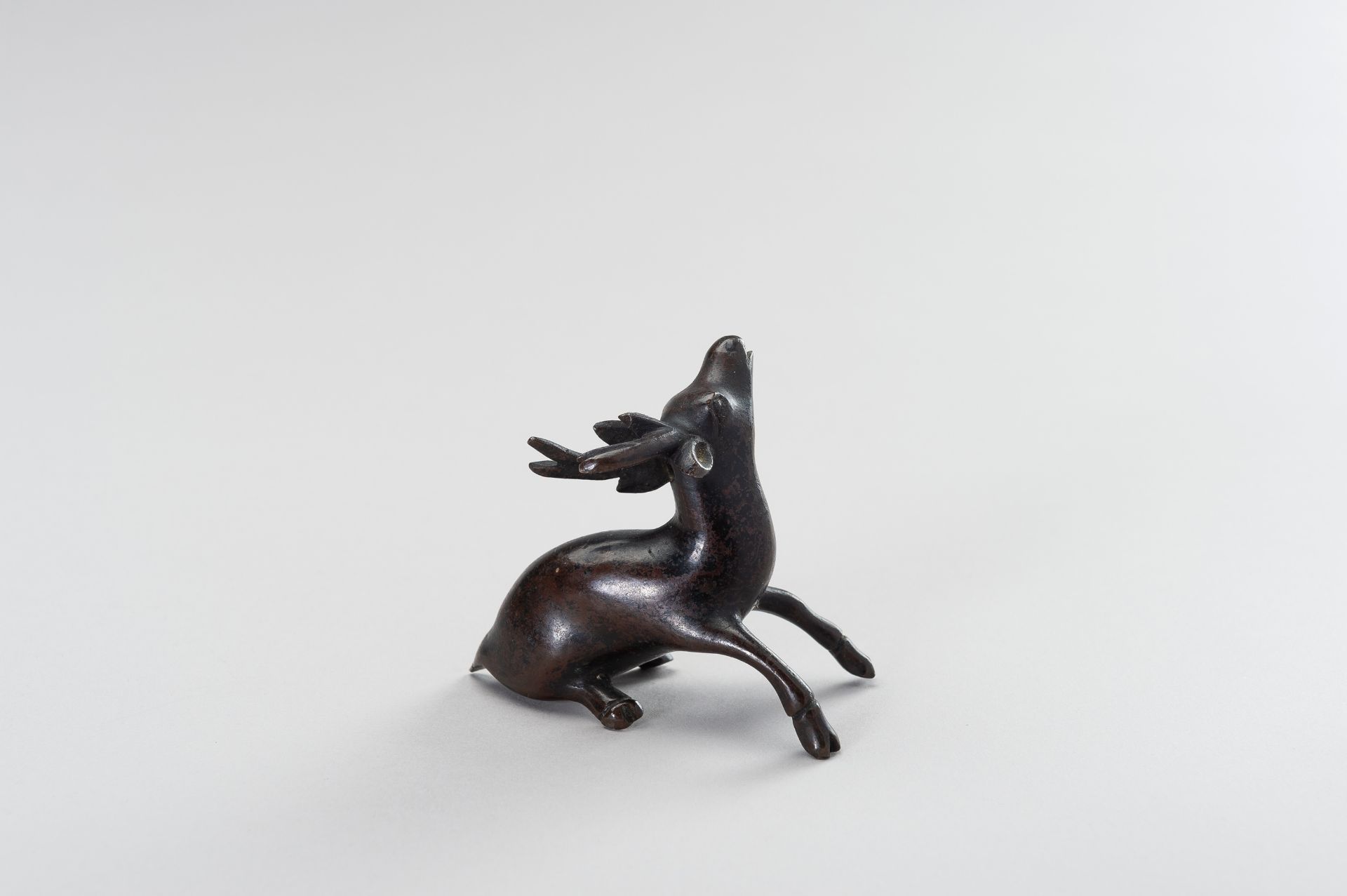 A CHINESE BRONZE FIGURE OF A STAG - Image 8 of 9