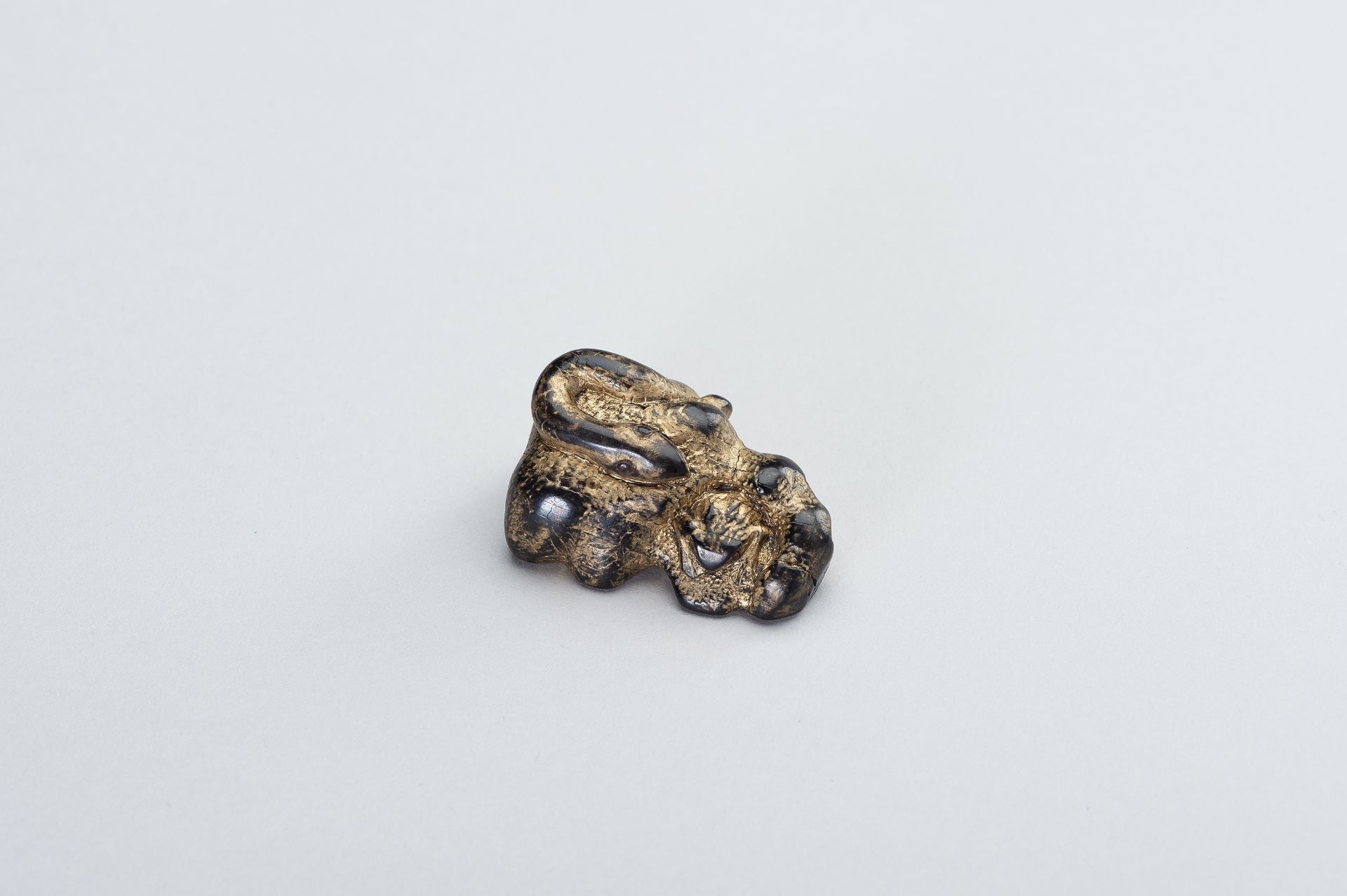 AN UNUSUAL LACQUERED DARK WOOD NETSUKE OF A SNAKE AND FROG - Bild 2 aus 10