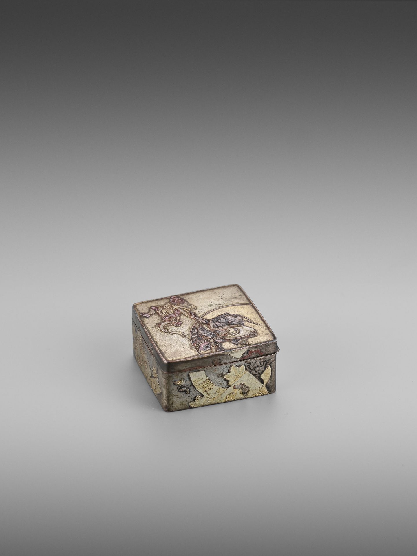 A SMALL SILVERED SENTOKU 'SHOKI AND ONI' BOX AND COVER - Image 5 of 8