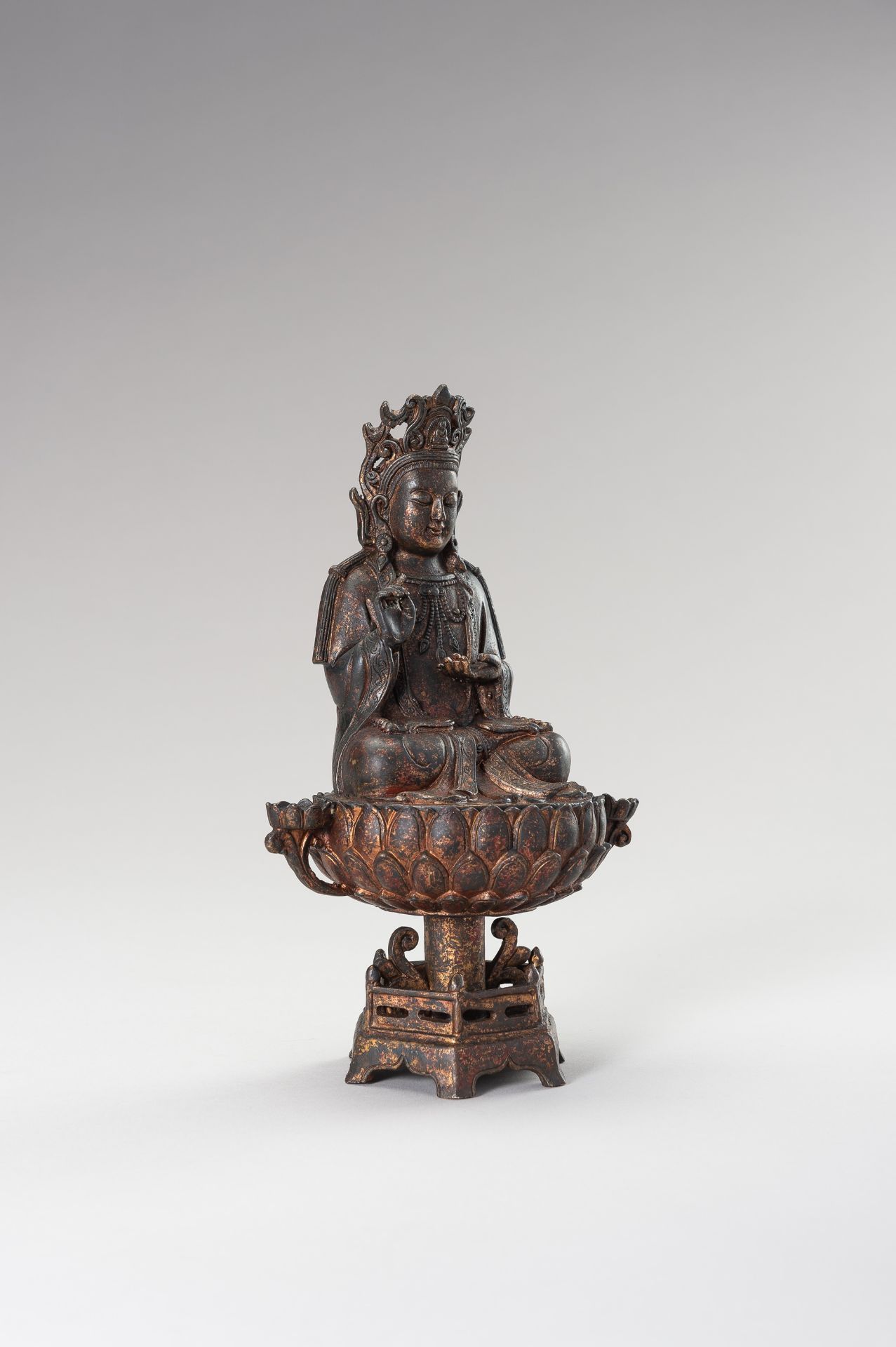 A MING-STYLE BRONZE FIGURE OF AVALOKITESHVARA - Image 3 of 12