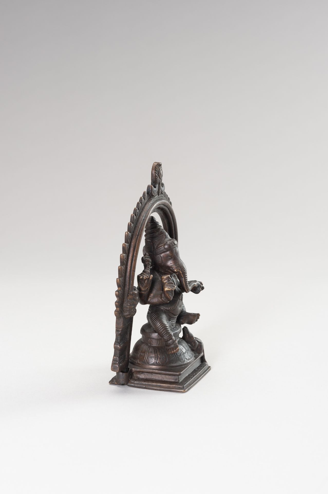 AN INDIAN BRONZE FIGURE OF GANESHA - Bild 5 aus 10