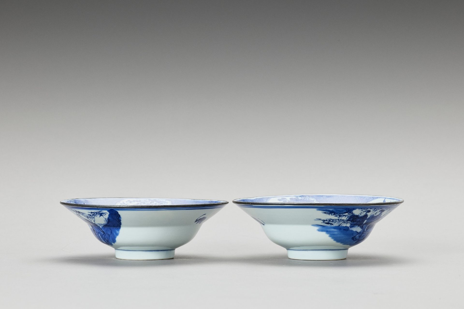 A PAIR OF KLAPMUT PORCELAIN BOWLS - Bild 5 aus 7