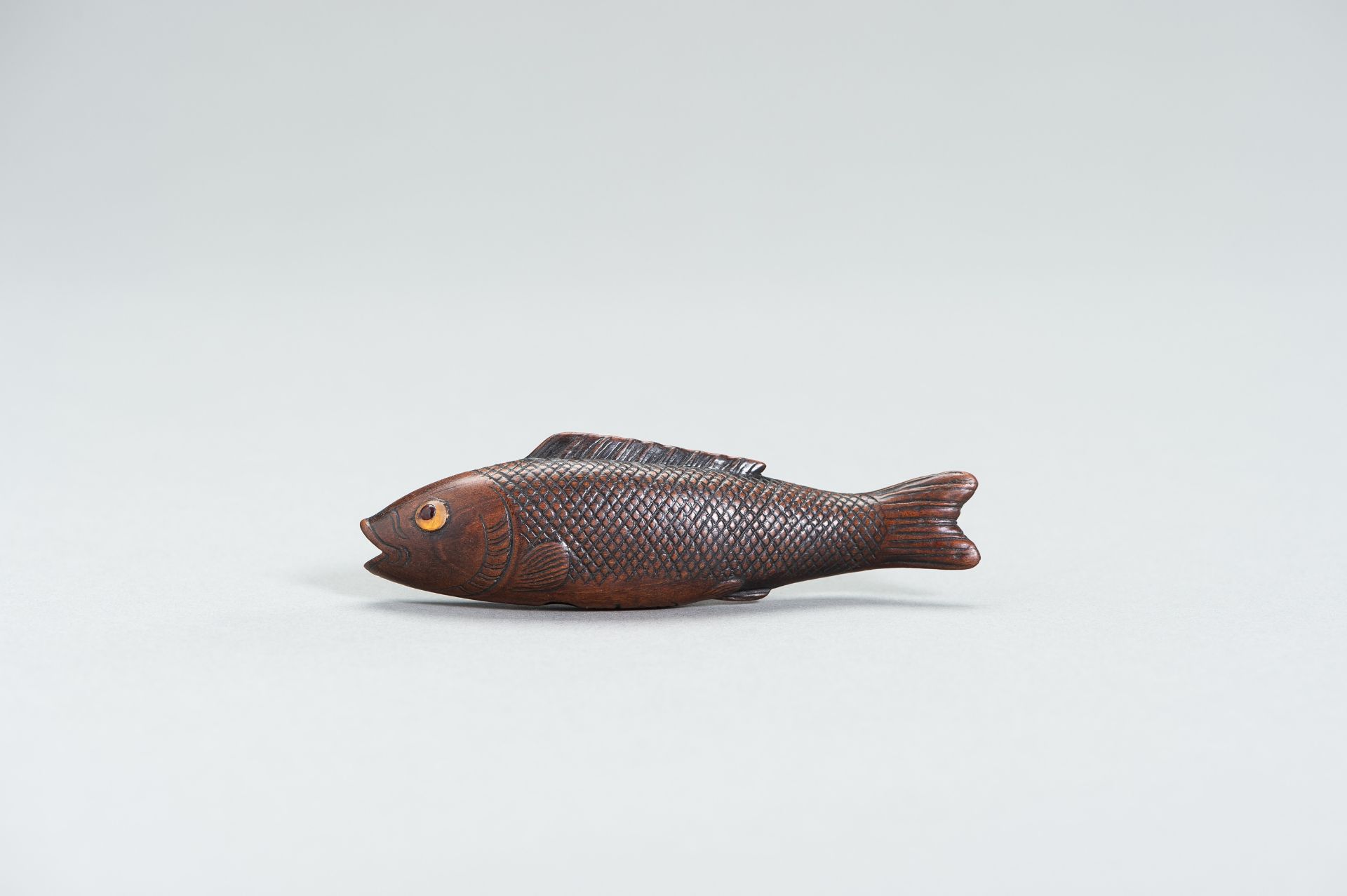 A LARGE WOOD FISH NETSUKE - Bild 4 aus 8