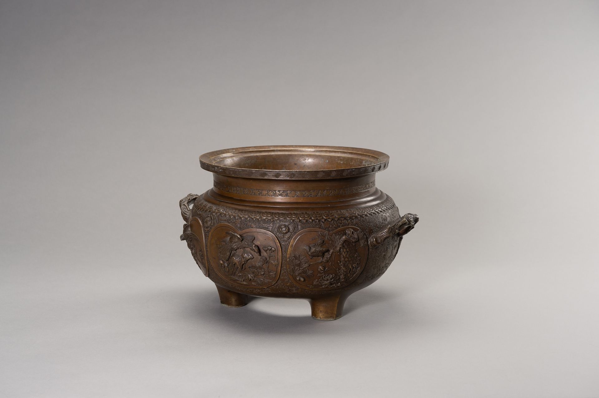 A LARGE AND HEAVY BRONZE TRIPOD CENSER - Image 2 of 13