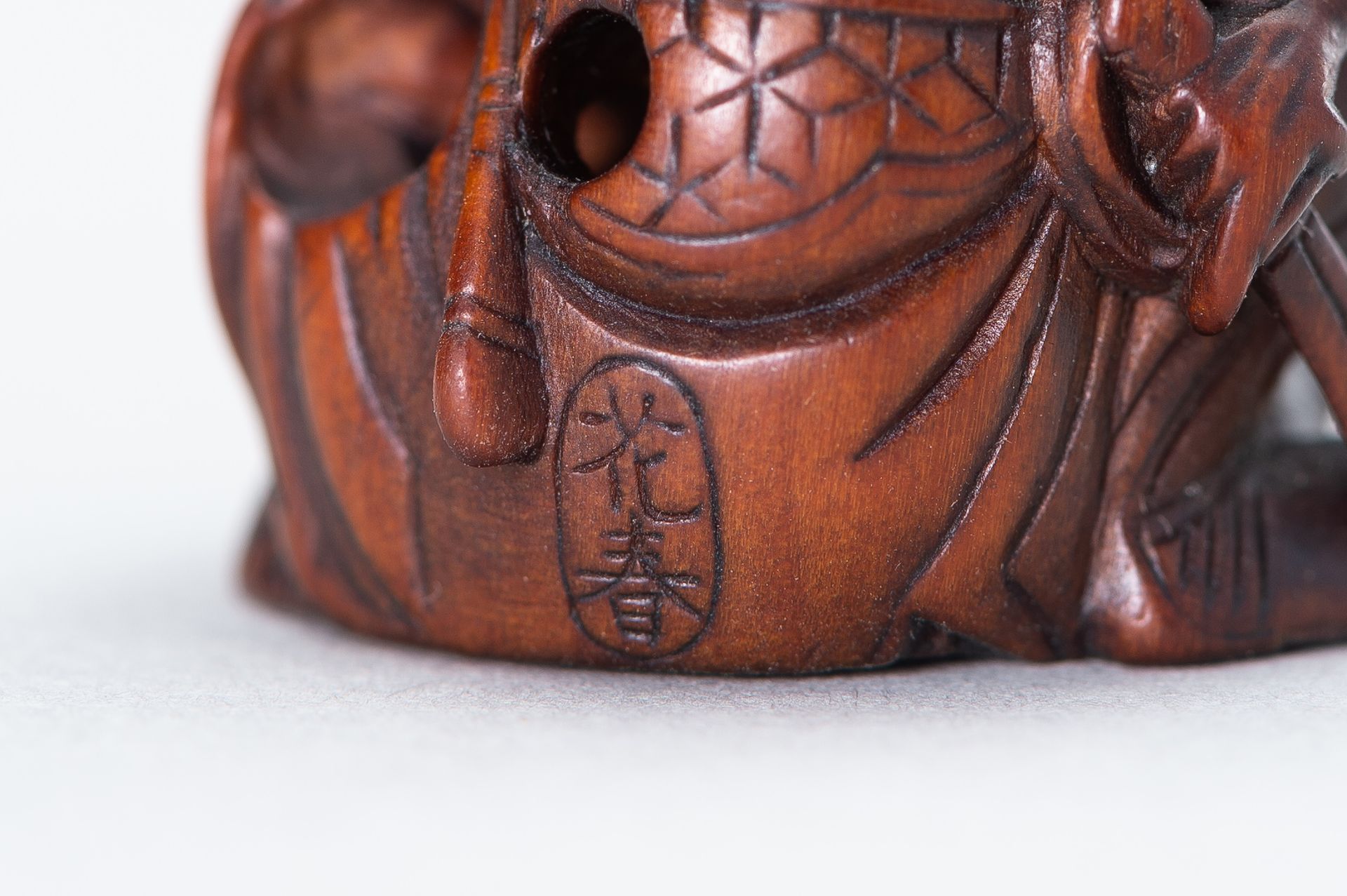 A WOOD NETSUKE OF SHOKI AND ONI - Bild 4 aus 12