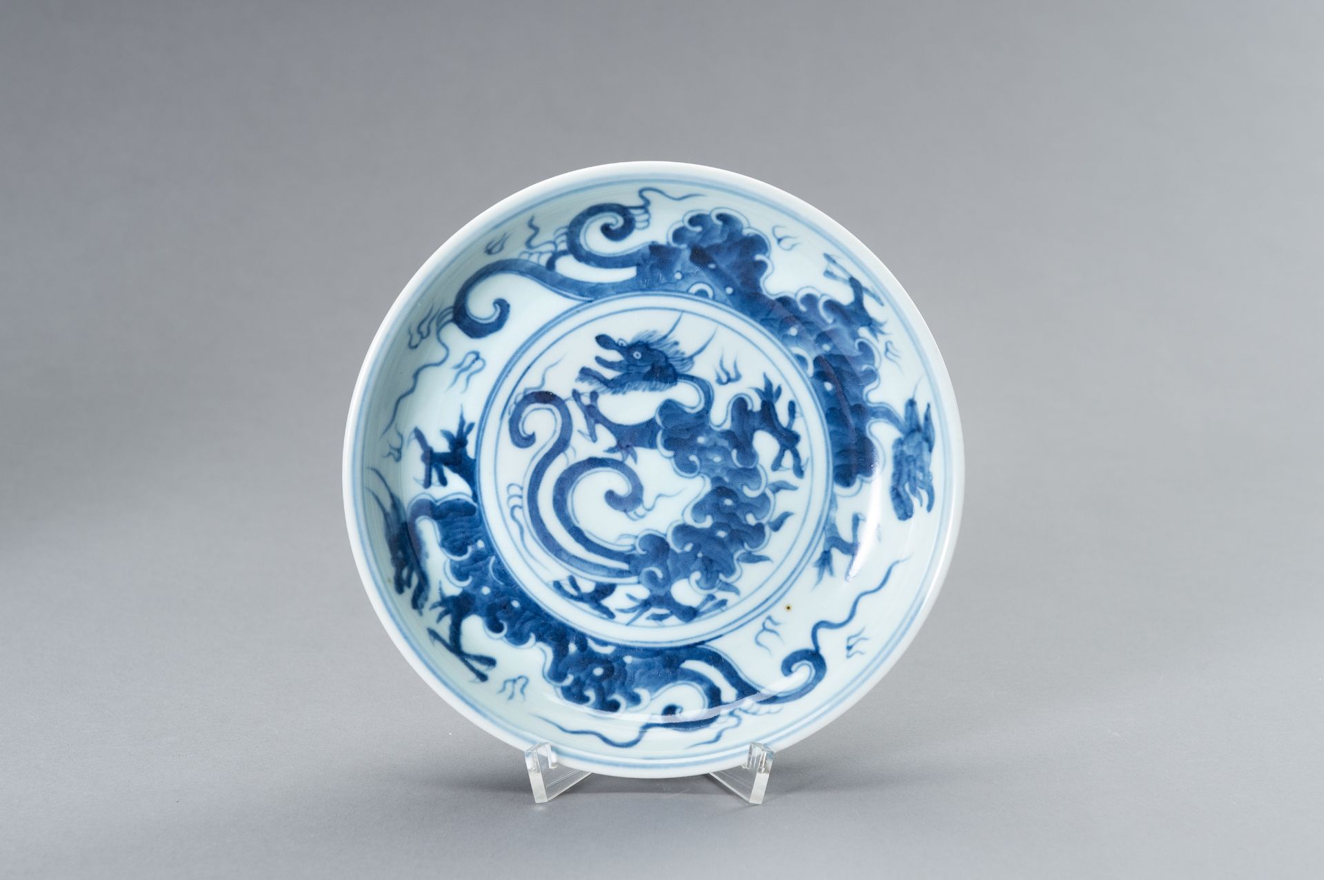 THREE SMALL 'DRAGON AND PHOENIX' PORCELAIN DISHES - Bild 2 aus 13