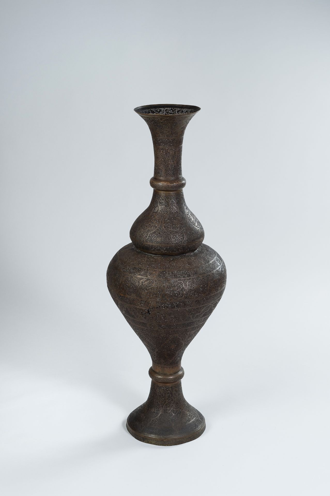 A VERY LARGE PERSIAN RETICULATED BRONZE VASE - Bild 7 aus 7