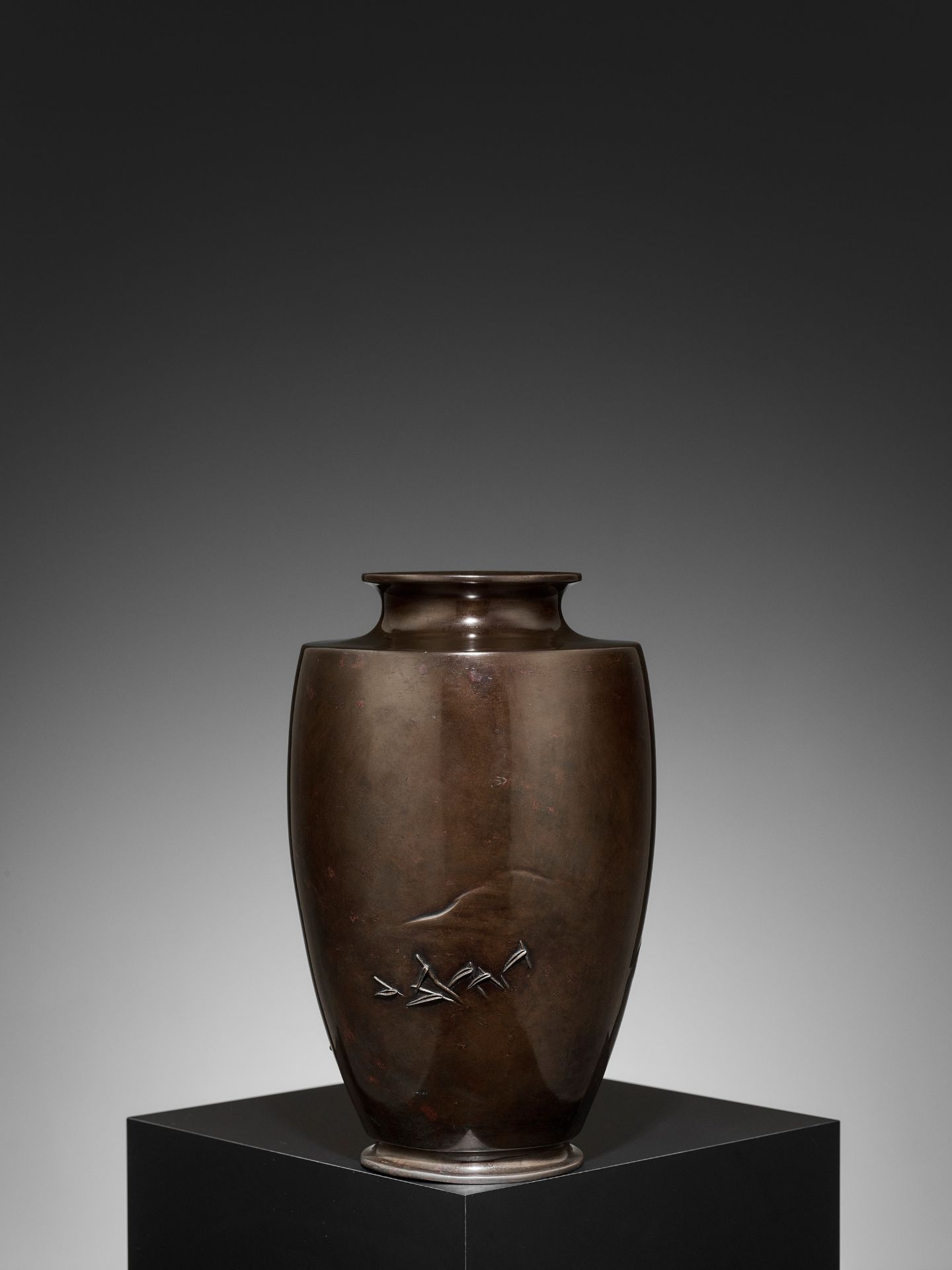 TOSHITSUGU: A FINE AND LARGE BRONZE VASE WITH GOOSE AND WATER REEDS - Image 5 of 9