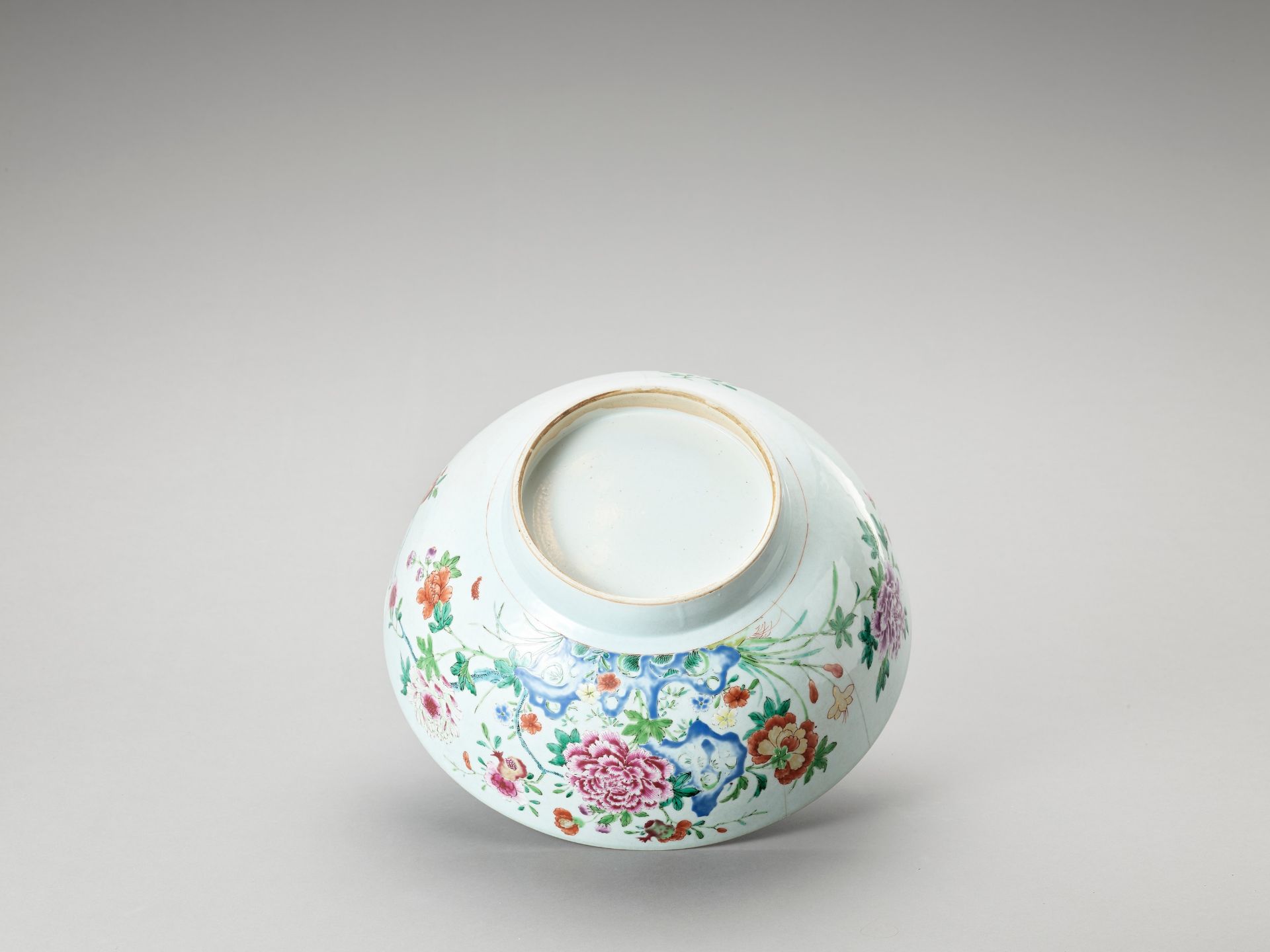 A LARGE FAMILLE ROSE EXPORT PORCELAIN BOWL - Image 6 of 6