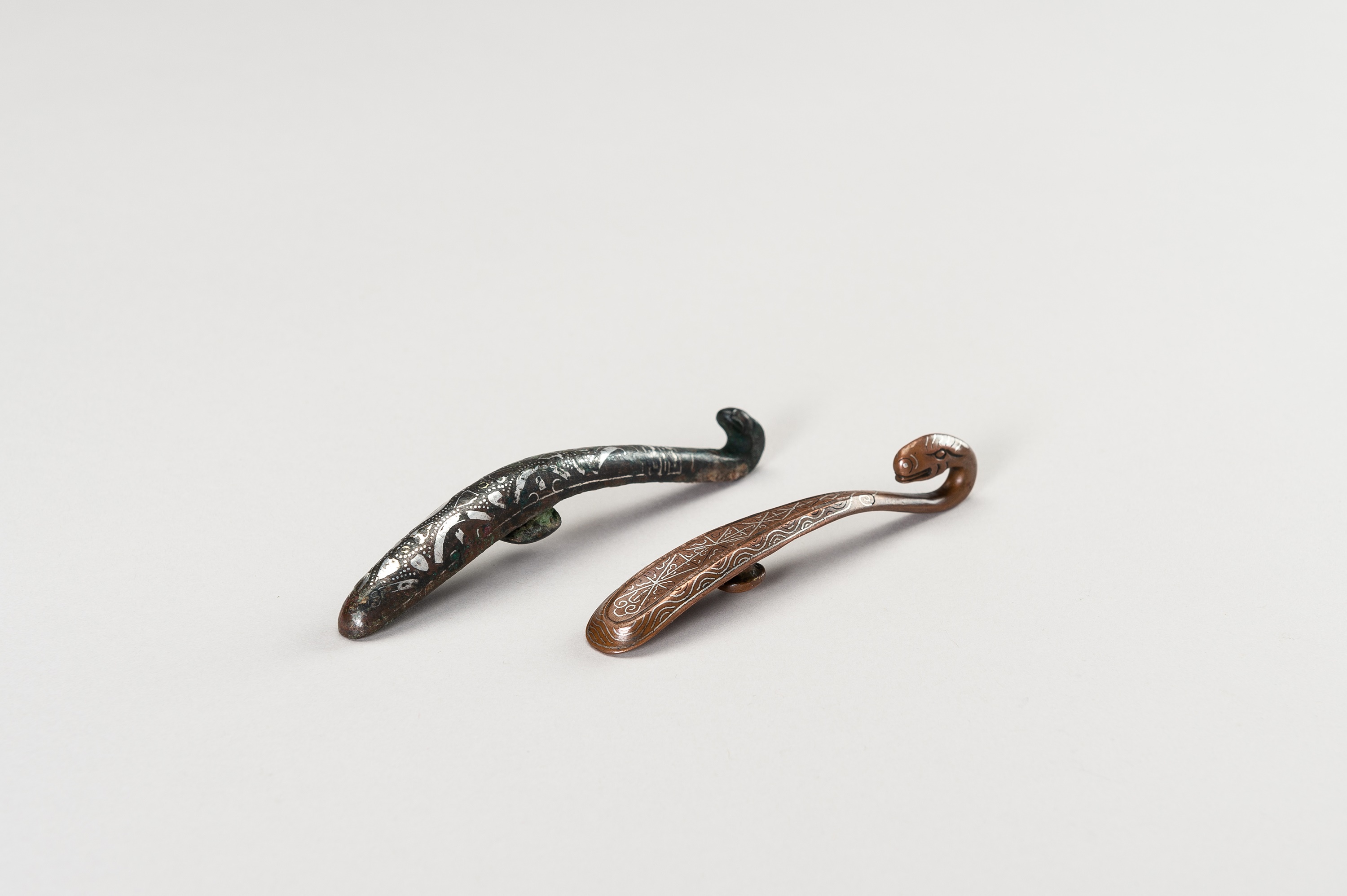 A FINE PAIR OF SILVER-INLAID BELT HOOKS - Image 2 of 9