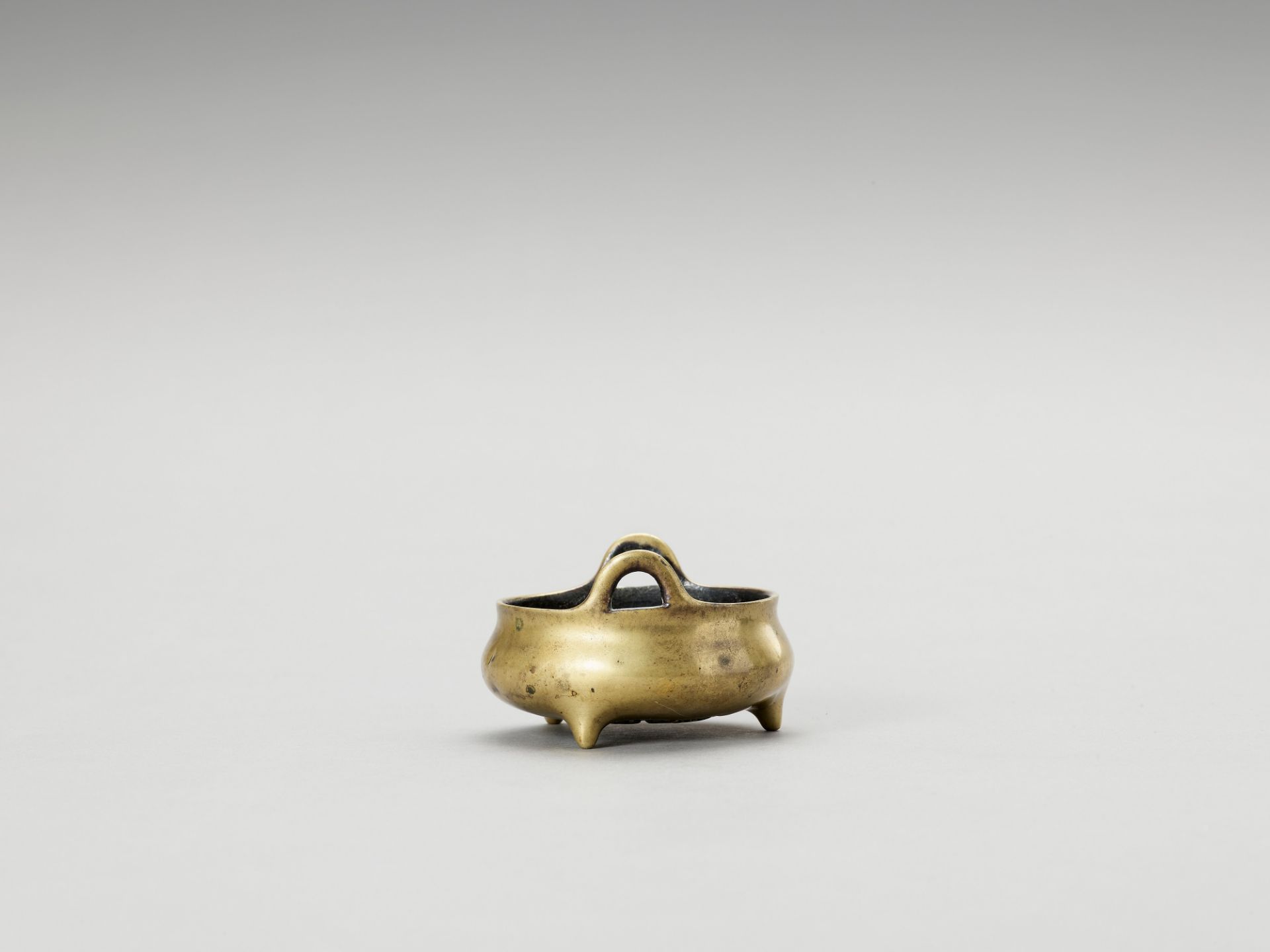 A MINIATURE GILT BRONZE CENSER - Bild 2 aus 6