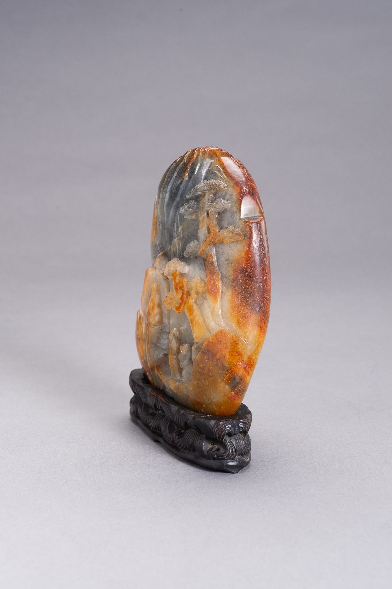A GRAY AND RUSSET JADE BOULDER WITH IMMORTALS, LATE QING TO REPUBLIC - Bild 3 aus 10